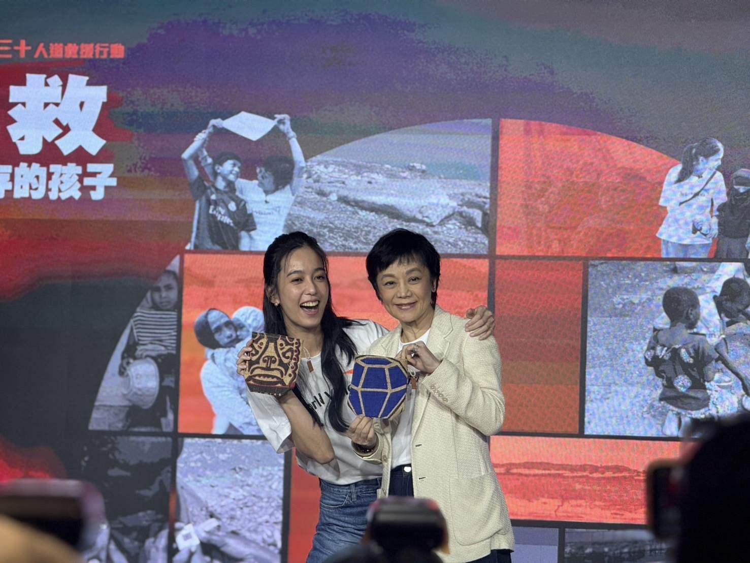 張艾嘉和陳庭妮這次在也走入展望會培力的婦女工作室，與當地媽媽們一同縫製麻布袋。（圖／記者楊雅芸攝）