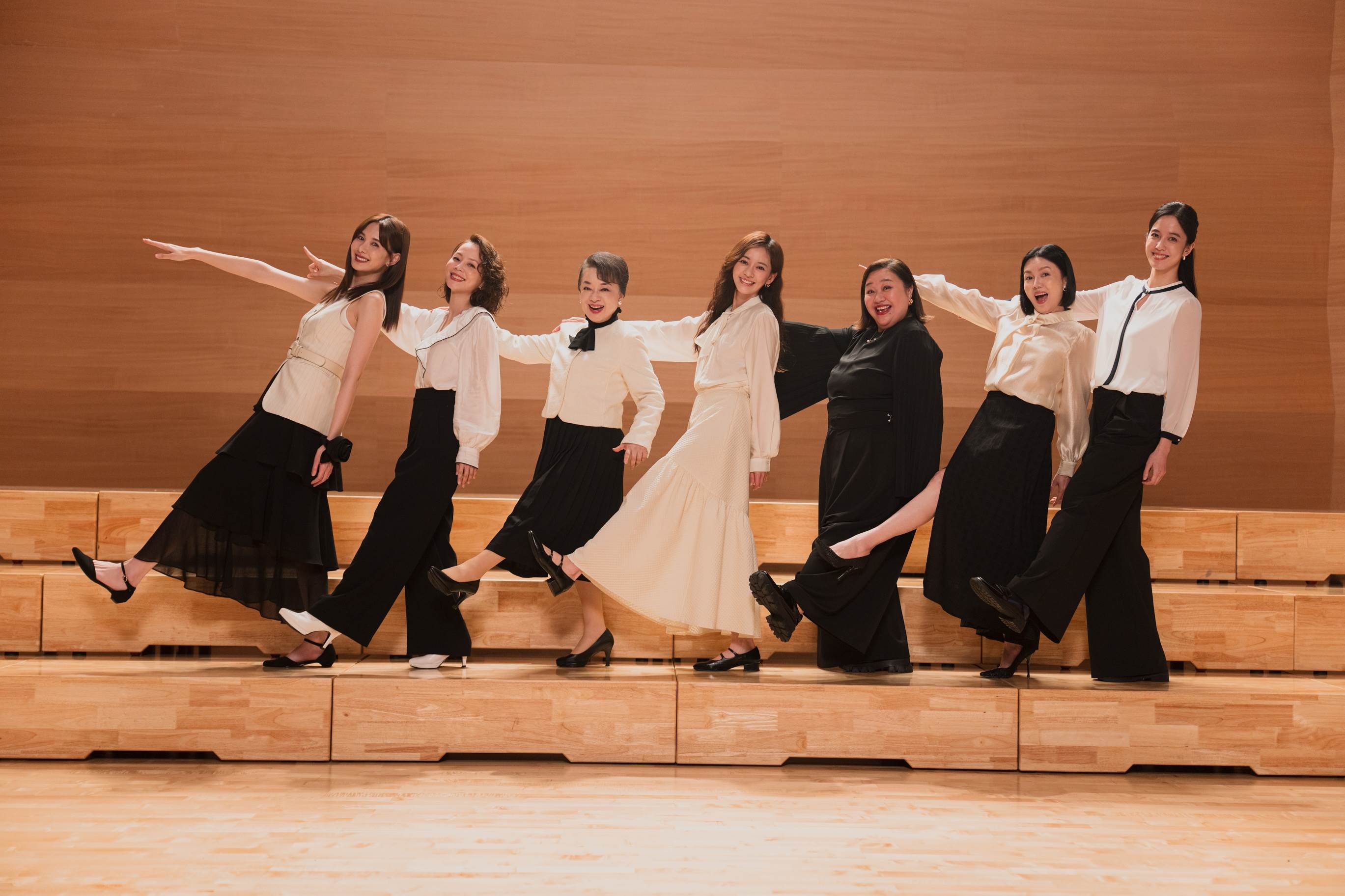 《陽光女子合唱團》安心亞(左起)、孫淑媚、翁倩玉、陳意涵、鍾欣凌、苗可麗、陳庭妮。(圖/星光佳世)