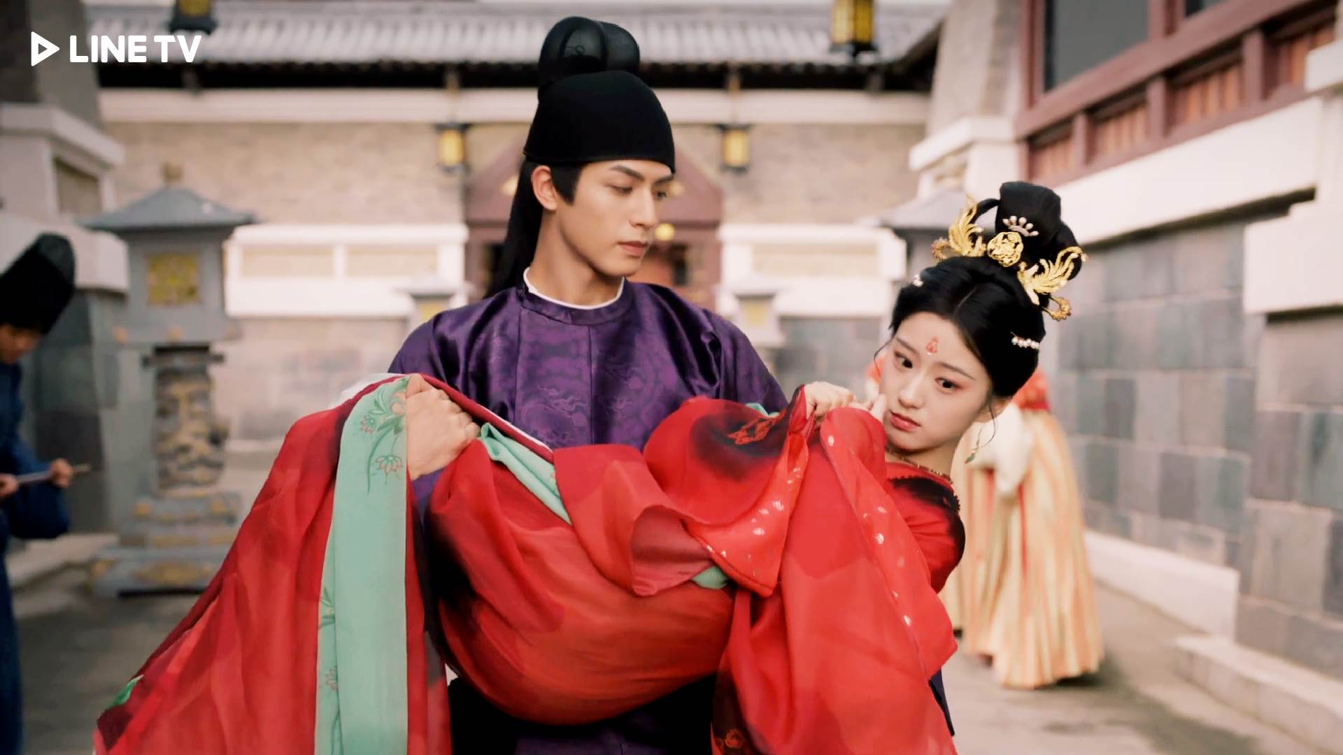 《韶華若錦》宋威龍(左)常態性公主抱放閃包上恩。(圖/LINE TV提供)