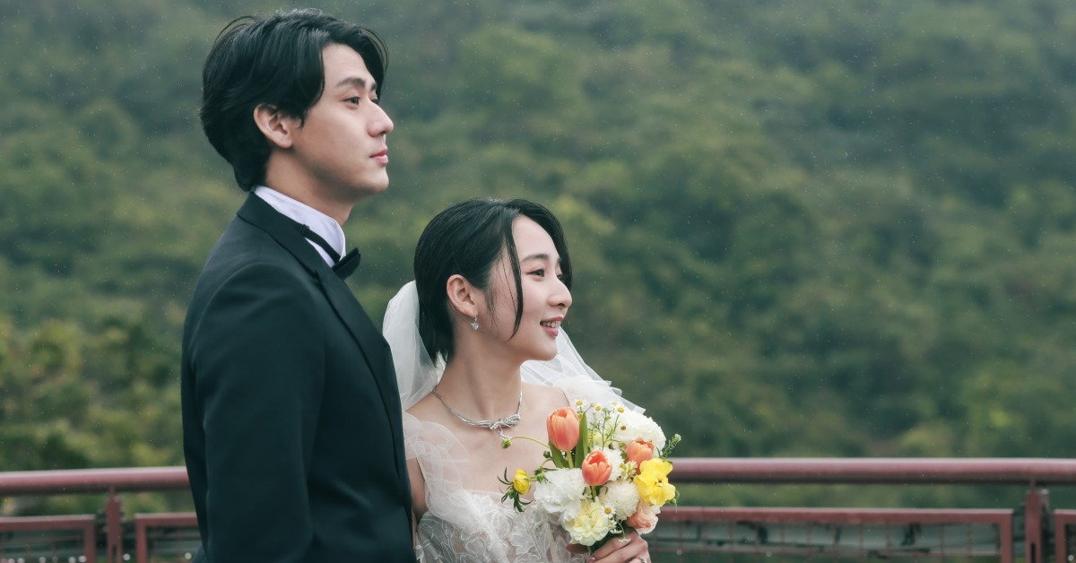 李沐因不滿婚紗拍攝的細節，在現場只能牽著老公李玉璽的手強顏歡笑。（圖／寬想國際娛樂提供）