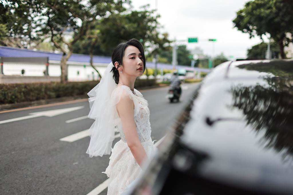 李沐在拍婚紗前發現有緊急工作事務，只好中途下車。（圖／寬想國際娛樂提供）