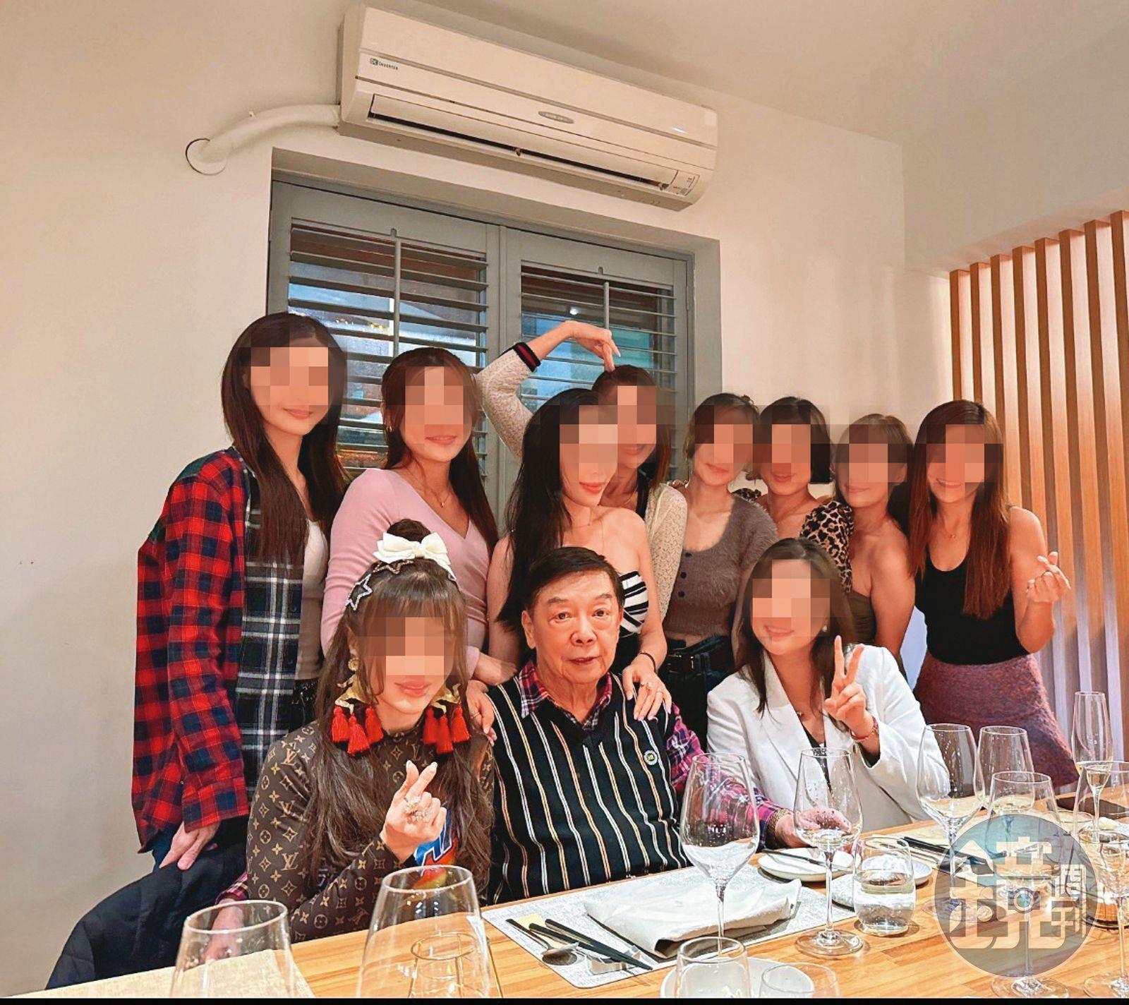 富商王廣德(前排中)的飯局總是名媛環繞,也因此引發不少戲劇化的爭風吃醋。(圖/讀者提供)