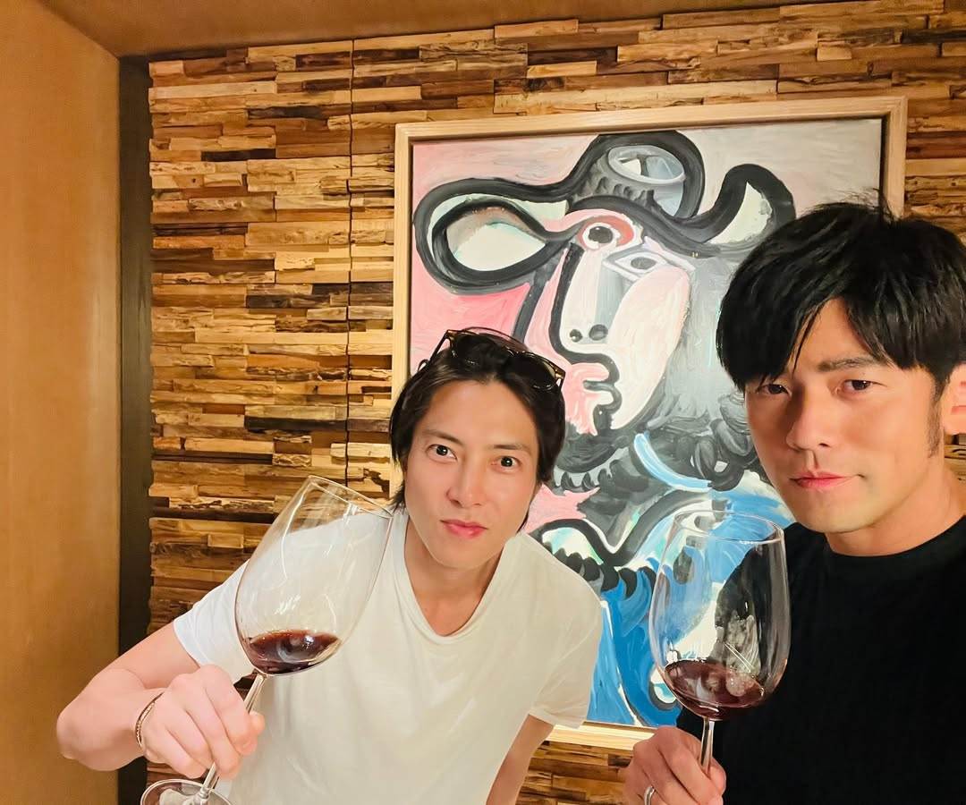 周杰倫也曾與山下智久在畢卡索的畫作下合照。(圖/翻攝自周杰倫IG )