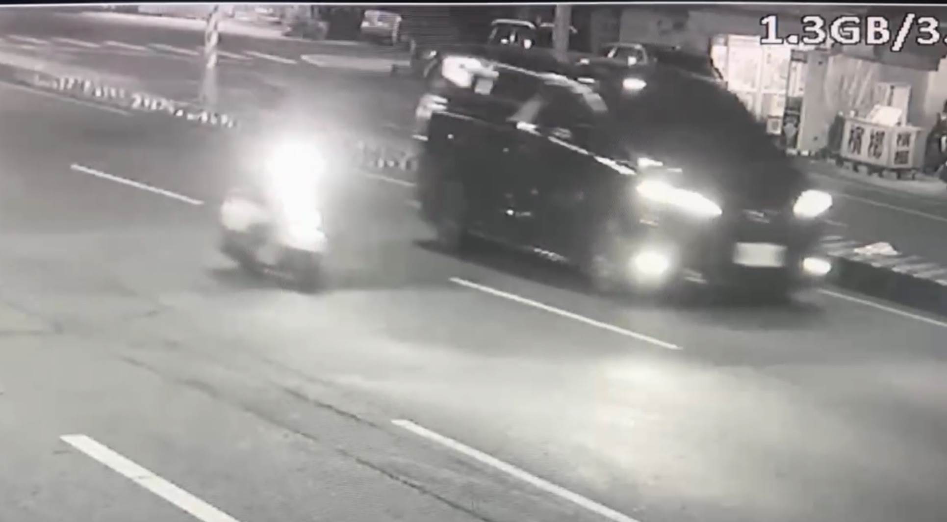 槍手「騎射」朝鳳梨座車開槍。(圖/東森新聞)