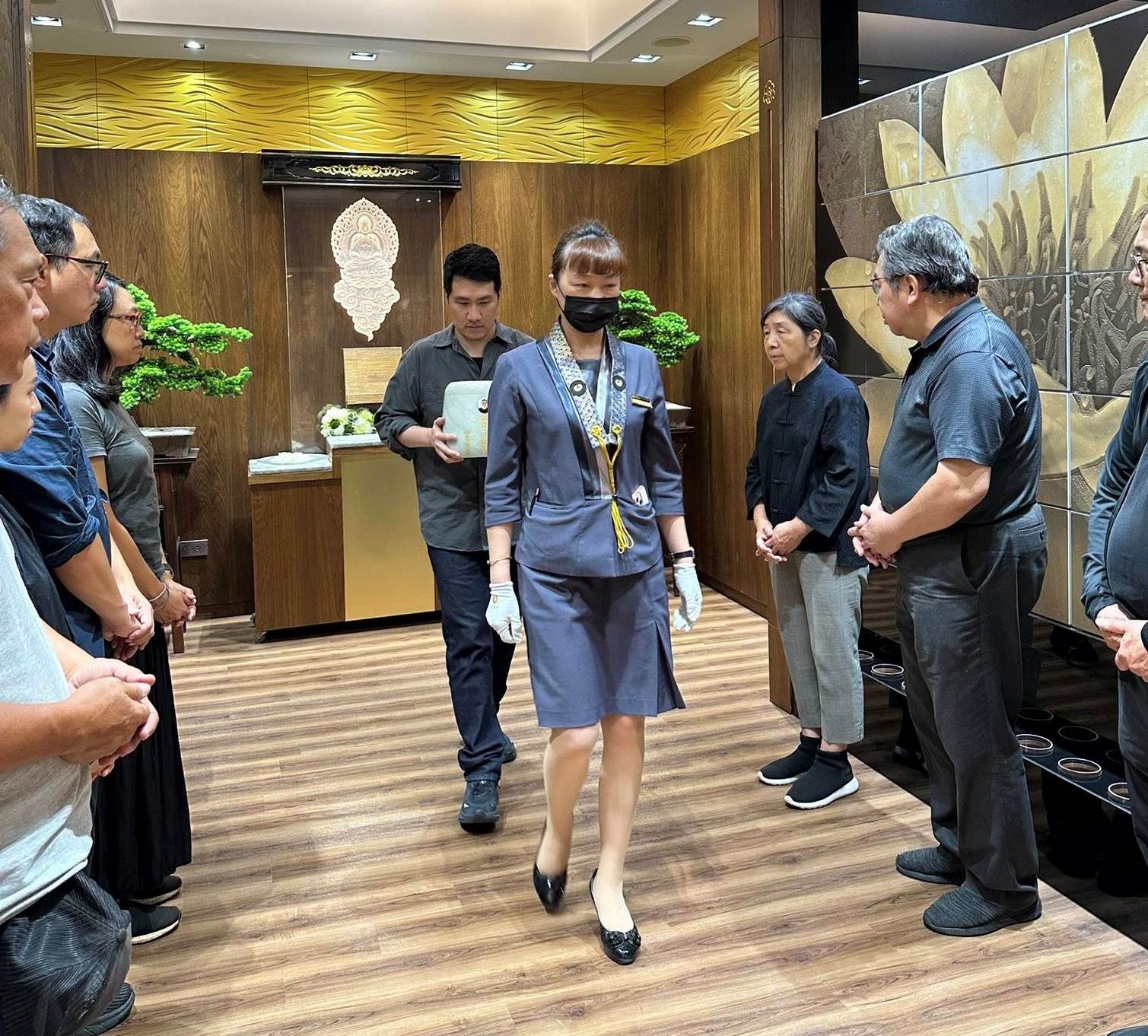 王浩一的兒子王柏舜,手捧父親的骨灰進入金寶山萬佛塔。(圖/翻攝自臉書 許悔之)