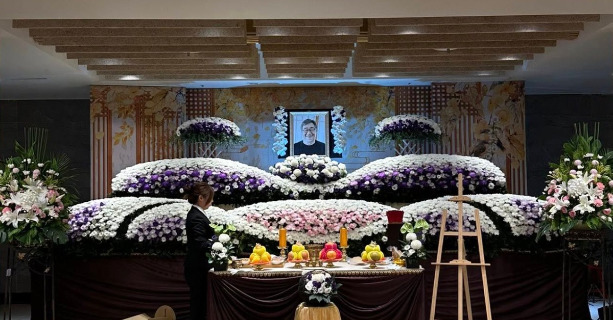 王浩一告別式上的遺照,選用他生前開懷大笑的樣子。(圖/翻攝自臉書 許悔之)
