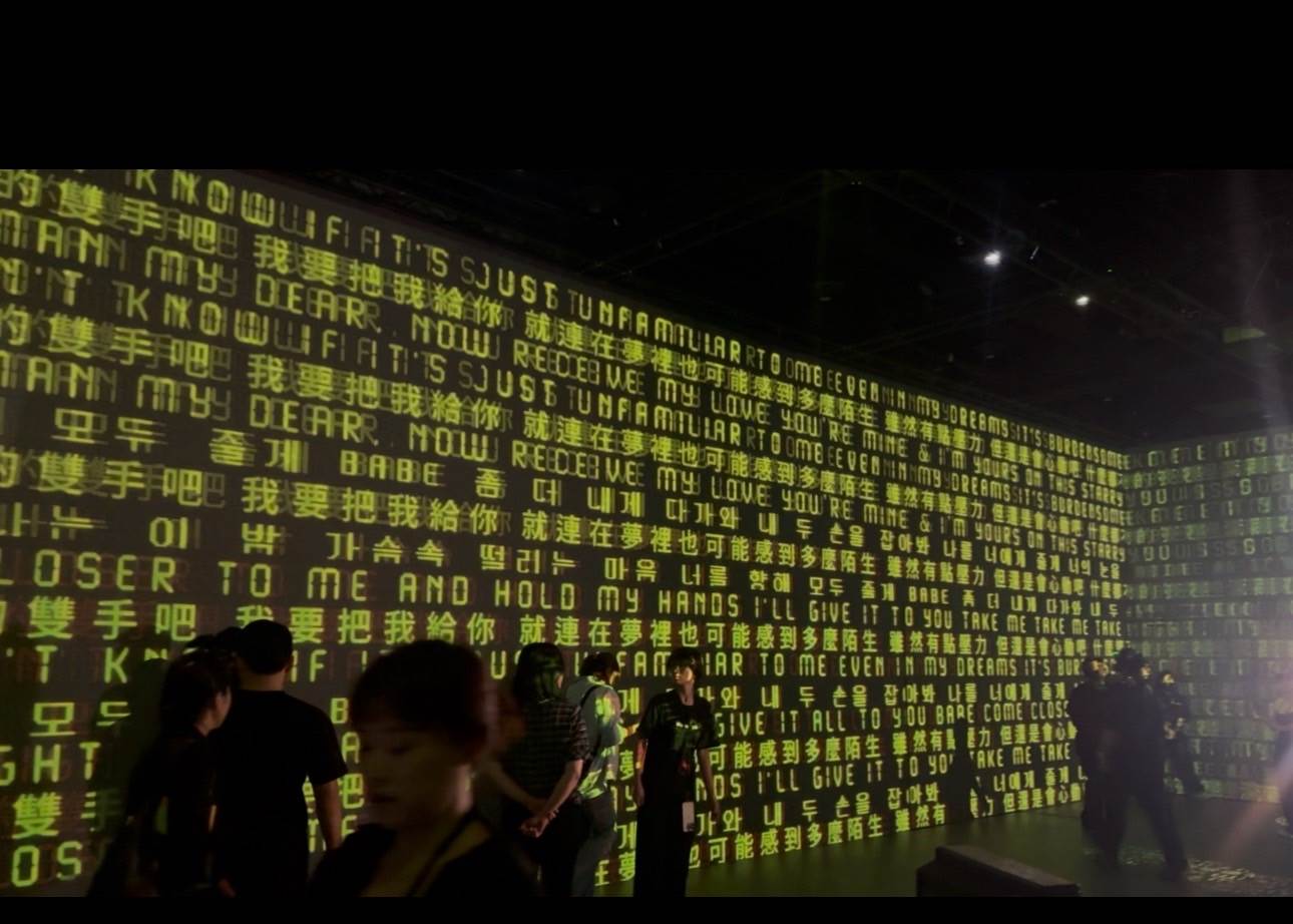 《G-DRAGON MEDIA EXHIBITION : Übermensch》「MEDIA ART ZONE」有僅限台北站的影像。(圖/記者楊雅芸攝)