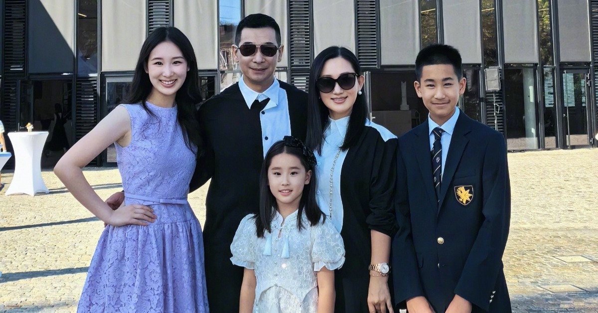 趙文卓(左二)曬出全家福,慶祝大女兒「玫瑰」趙子儀(左一)高中畢業。(圖/翻攝自趙文卓微博)