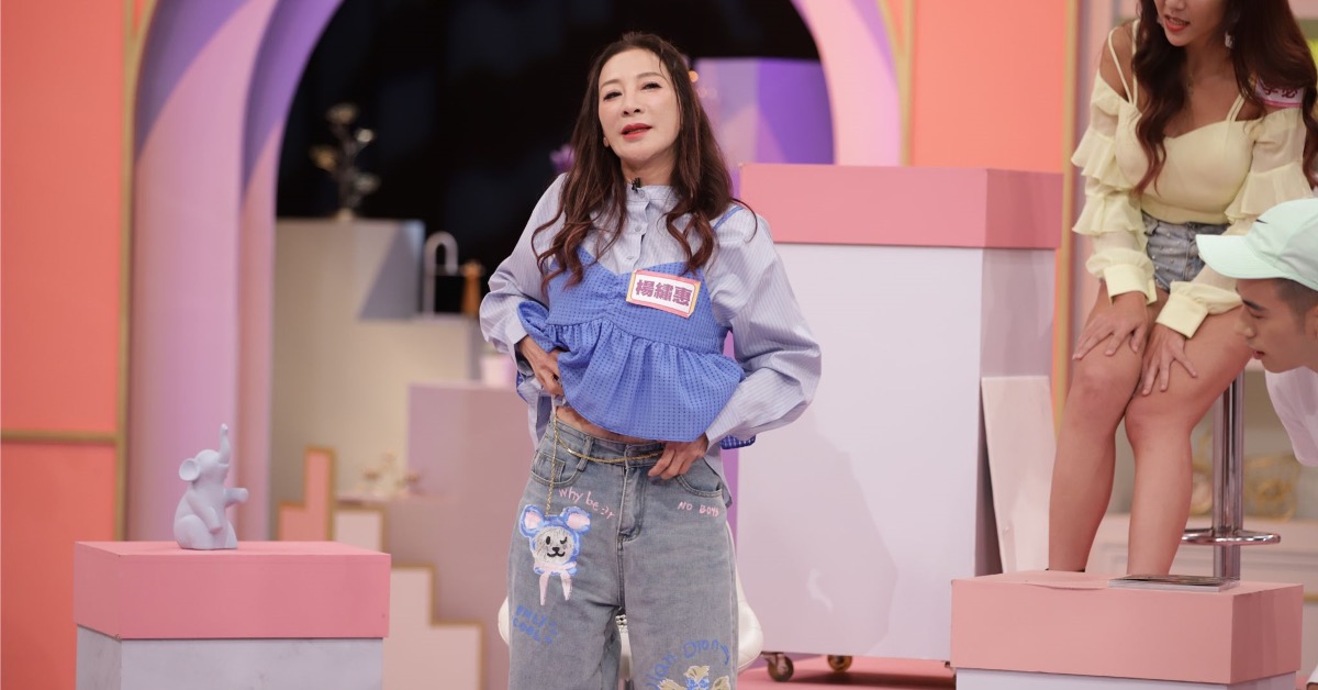 楊繡惠用狗鏈綁腰瘦身。（圖／TVBS提供）