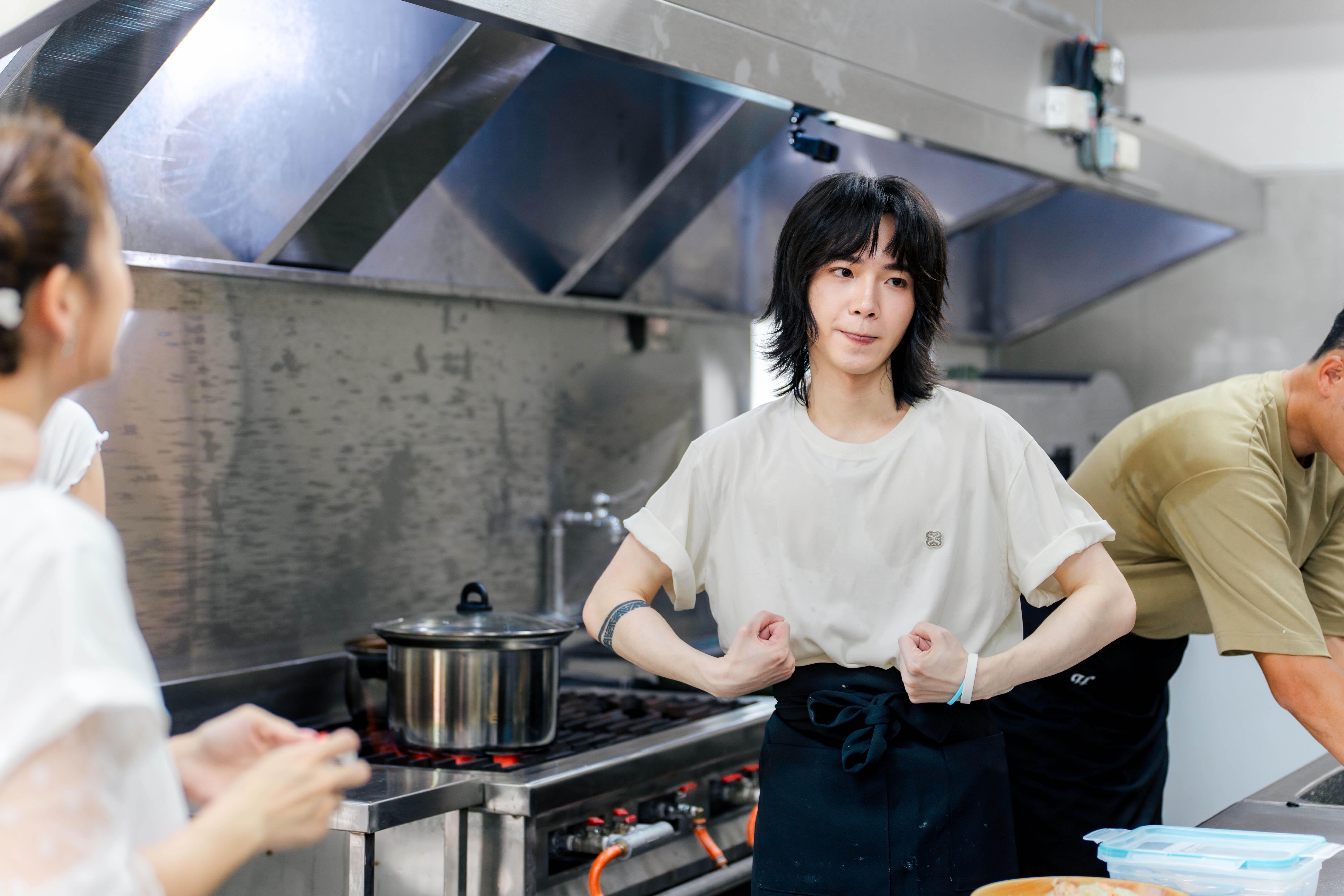 持修擔任小幫手。（圖／好看娛樂提供）