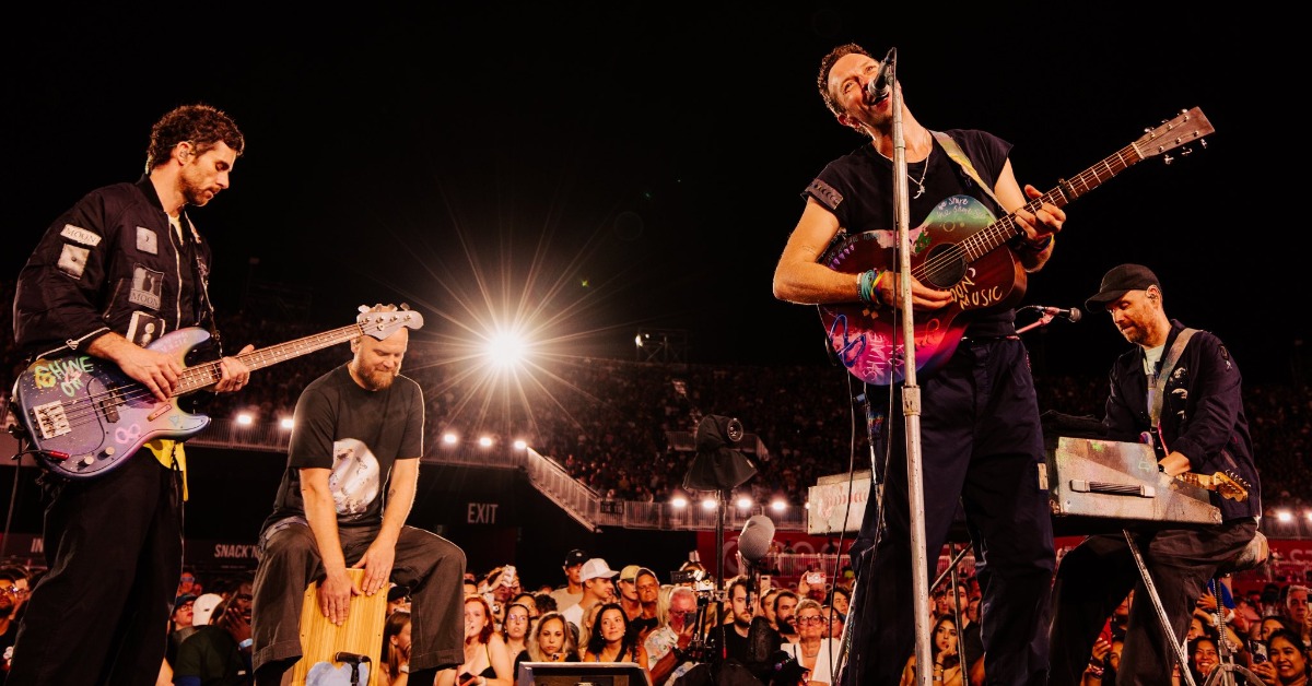 英國天團Coldplay(酷玩樂團)演唱會不小心撞到偷情現場。(圖/翻攝自Coldplay X)