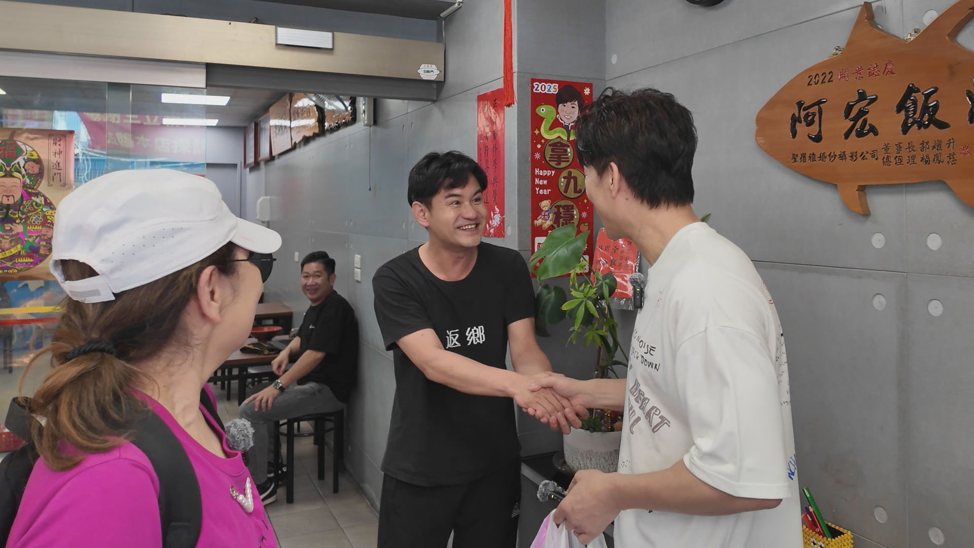 羅時豐和張秀卿突襲台語歌手吳俊宏開的阿宏飯湯。(圖/《大牛比較攬》提供)