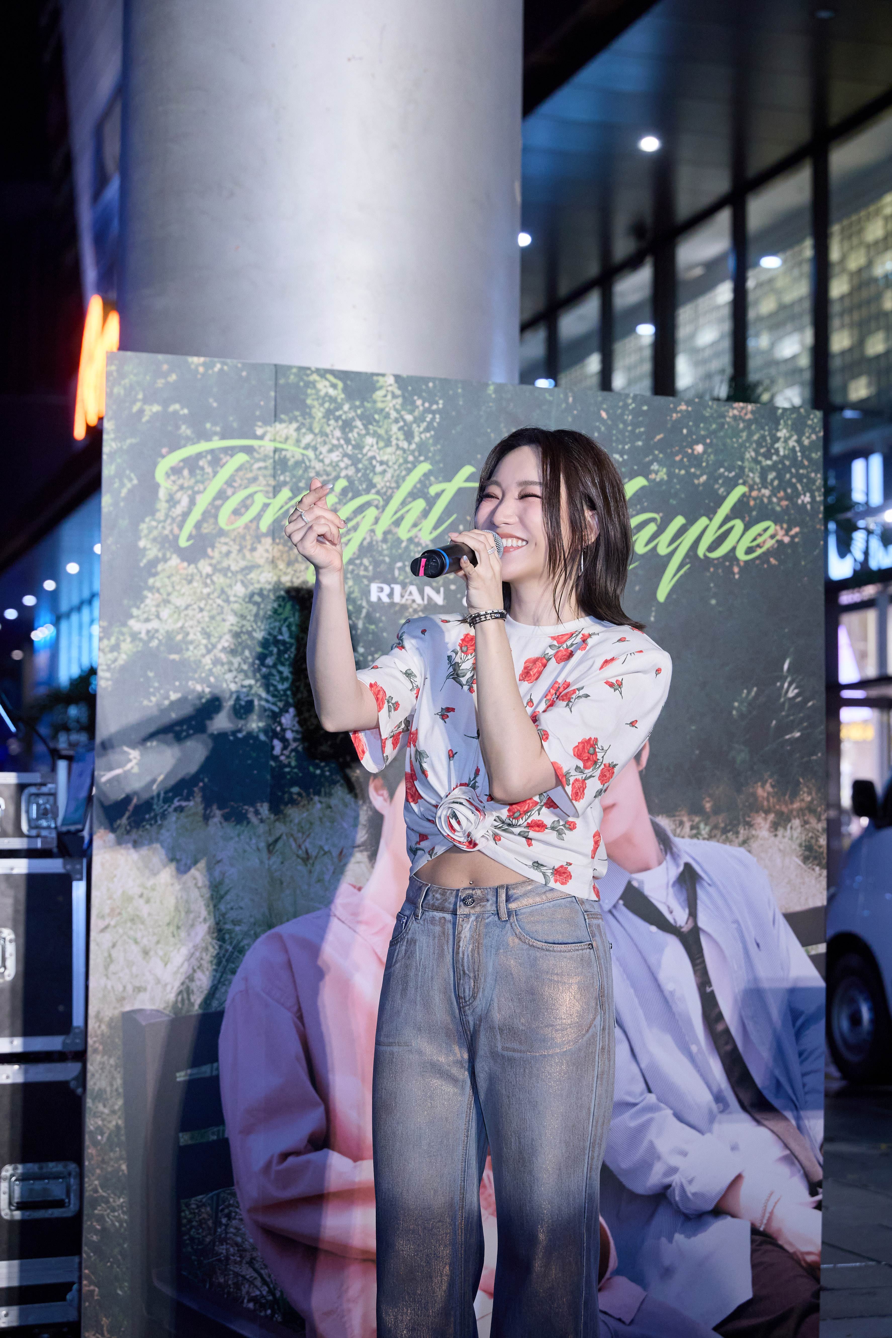<a href='https://star.ebc.net.tw/search/keyword?value=閻奕格' target='_blank'>閻奕格</a>在信義區街頭唱〈也可以〉,全場跟著大合唱。(圖/FU Entertainment提供)