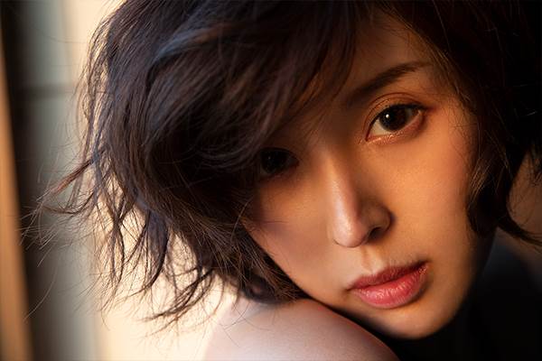 知名成人女優葵司宣布退役。（圖／取自葵司寫真官網）