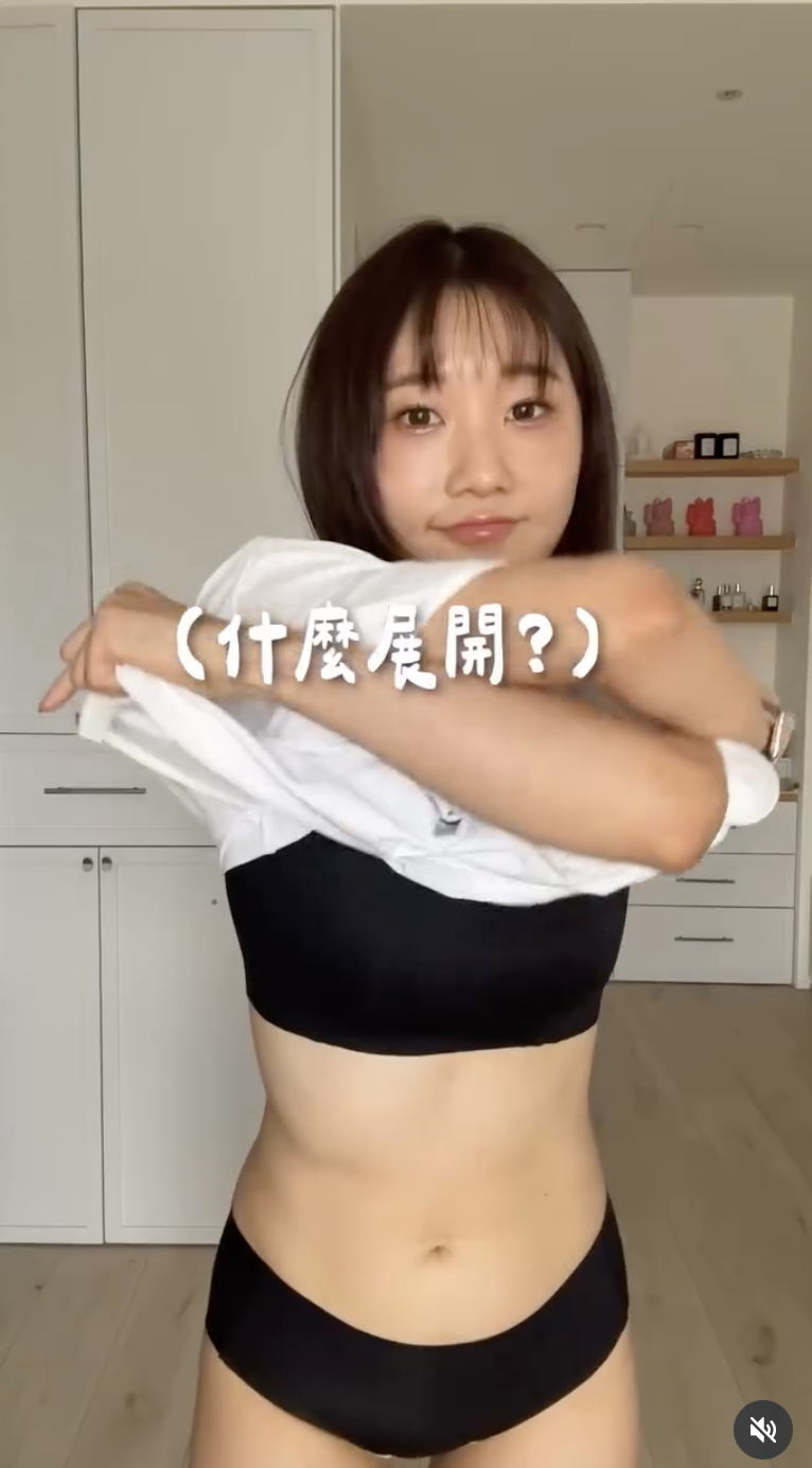 愛莉莎莎脫掉上衣展現真實身材。(圖/翻攝自 愛莉莎莎IG )
