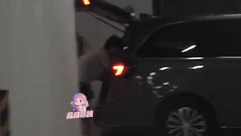 歐陽娜娜和大6歲鼓手安雨在停車場被拍到,八卦博主爆料兩人已經同居。(圖/翻攝自微博)