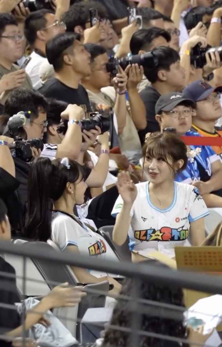 林襄看得太入迷沒發現一旁的李珠珢想要與她互動。(圖/翻攝自Threads)