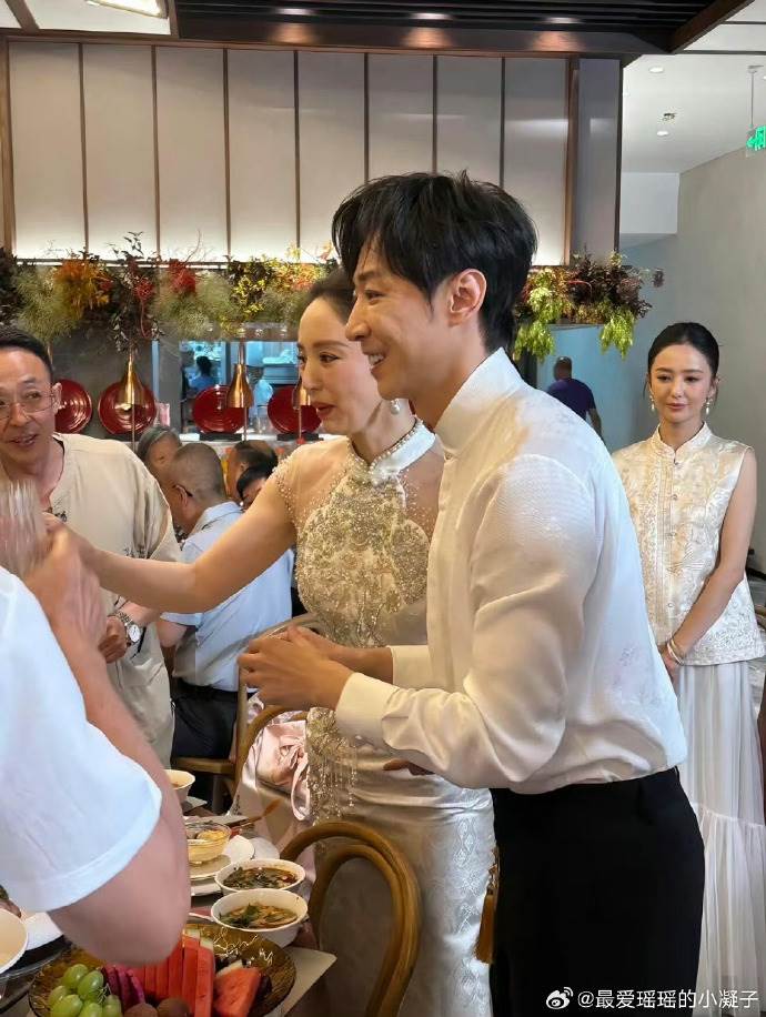 董璇與張維伊在上個月舉辦婚宴，由佟麗婭擔任伴娘。（圖／翻攝自微博）