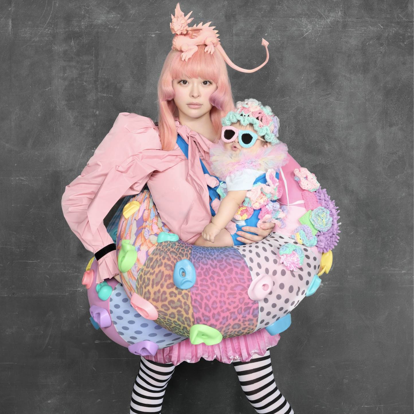卡莉怪妞首次公開演出全新單曲〈KURU KURU HARAJUKU〉，宣傳照更帶著小孩一起拍攝。（圖／ASOBI SYSTEM提供）