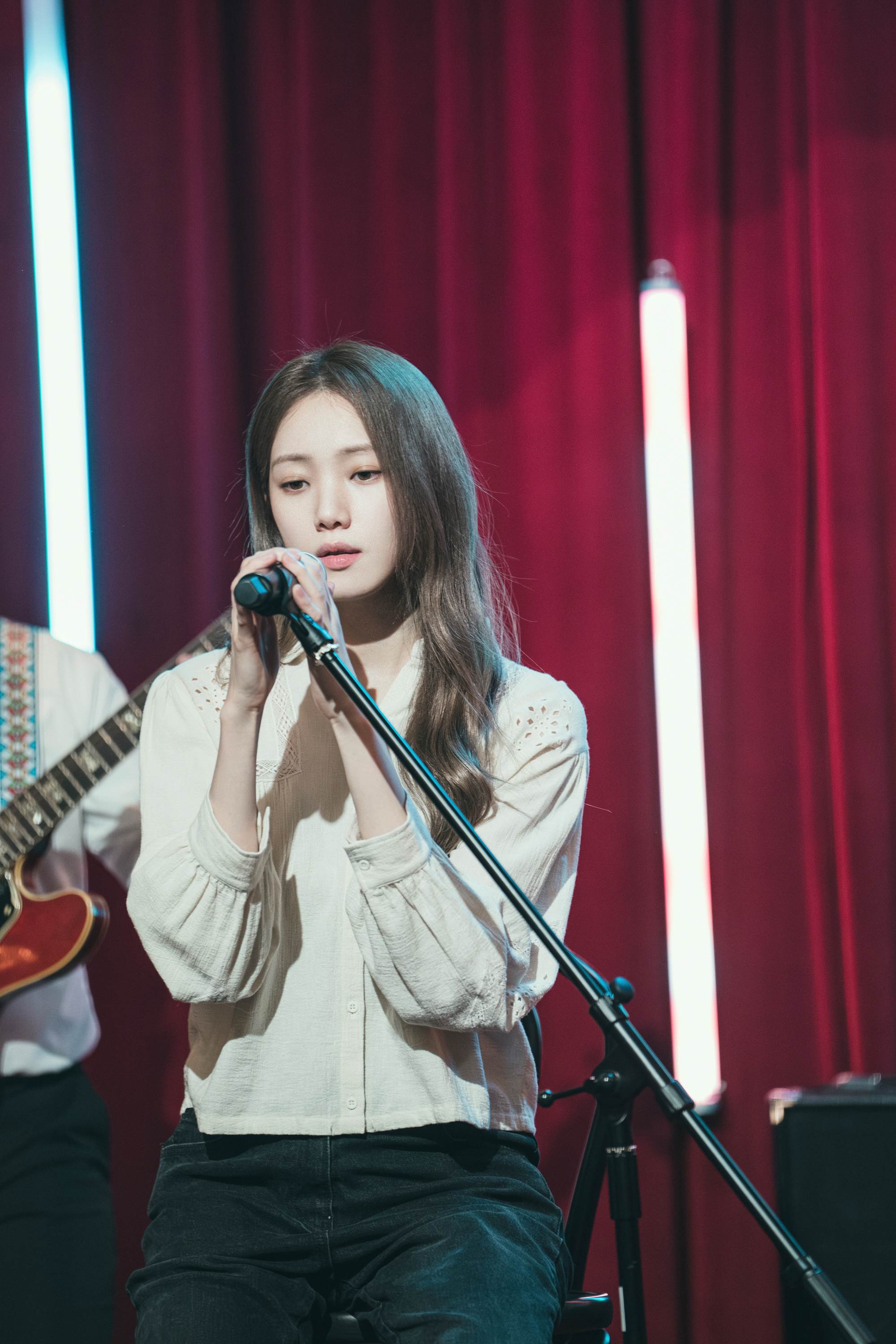 韓劇《善良的他》李聖經飾演的美英不僅是錫哲的初戀,更是天資聰穎的音樂老師。(圖/Disney+提供)