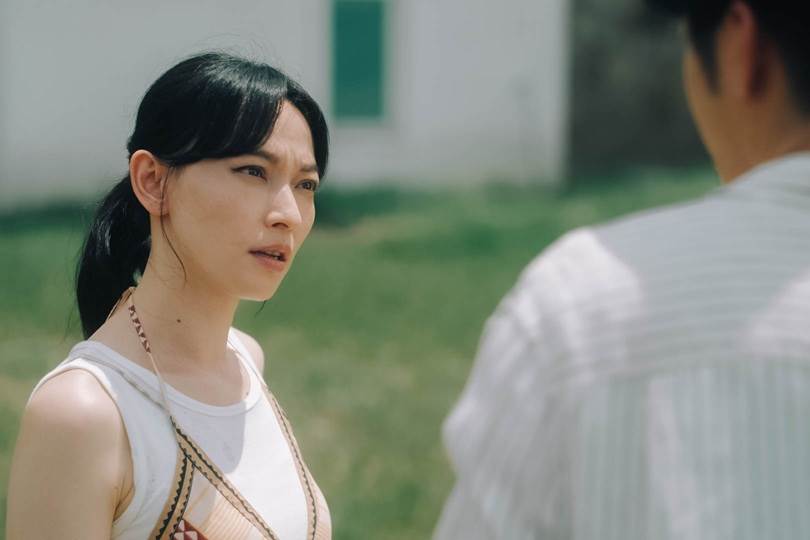 《就算一個人也可以好好的吃飯2》姚以緹飾演「魔王級前女友」,悔婚後再次出現在湯瑪士(胡宇威飾)的面前。(圖/公視+提供)