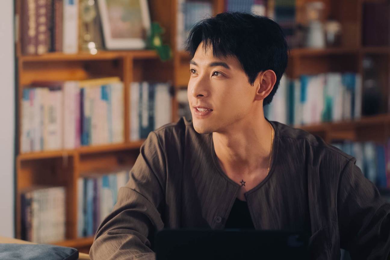 《就算一個人也可以好好的吃飯2》連晨翔飾演感情觀開放的高人氣作家。(圖/公視+提供)