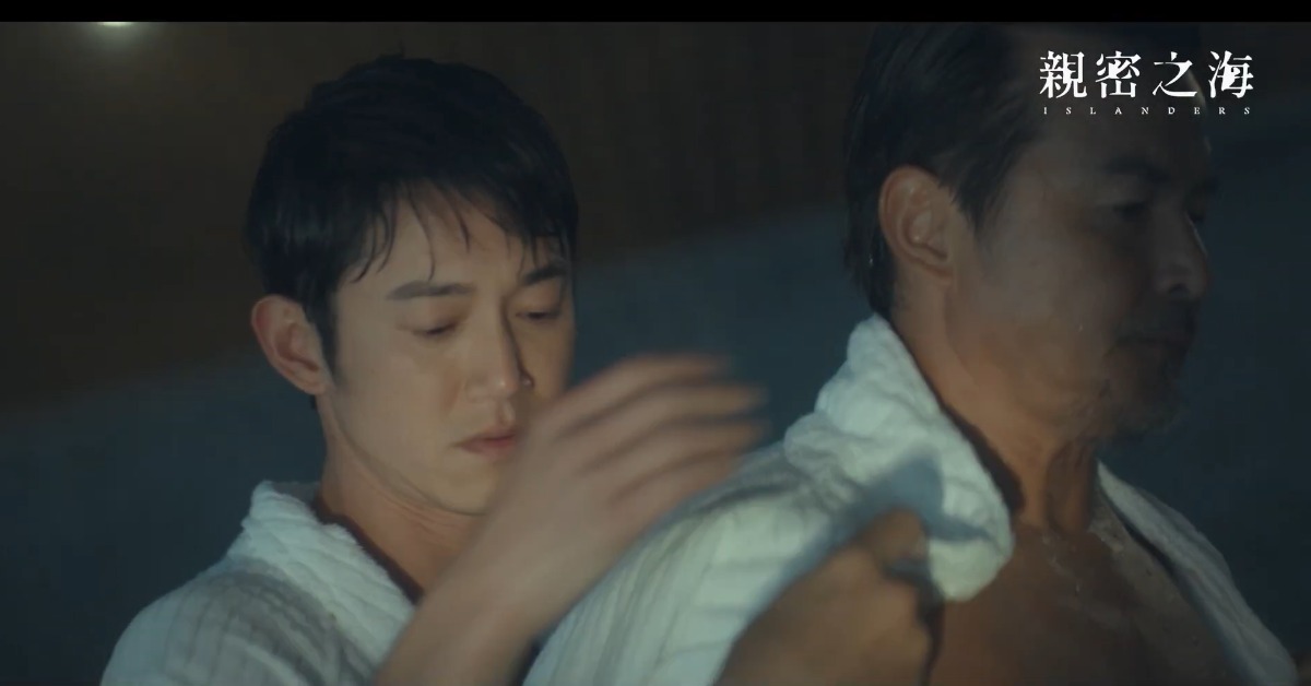 李銘順飾演的李憲宏在由吳慷仁飾演的阿榮面前全裸出浴。(圖/翻攝自CATCHPLAY)