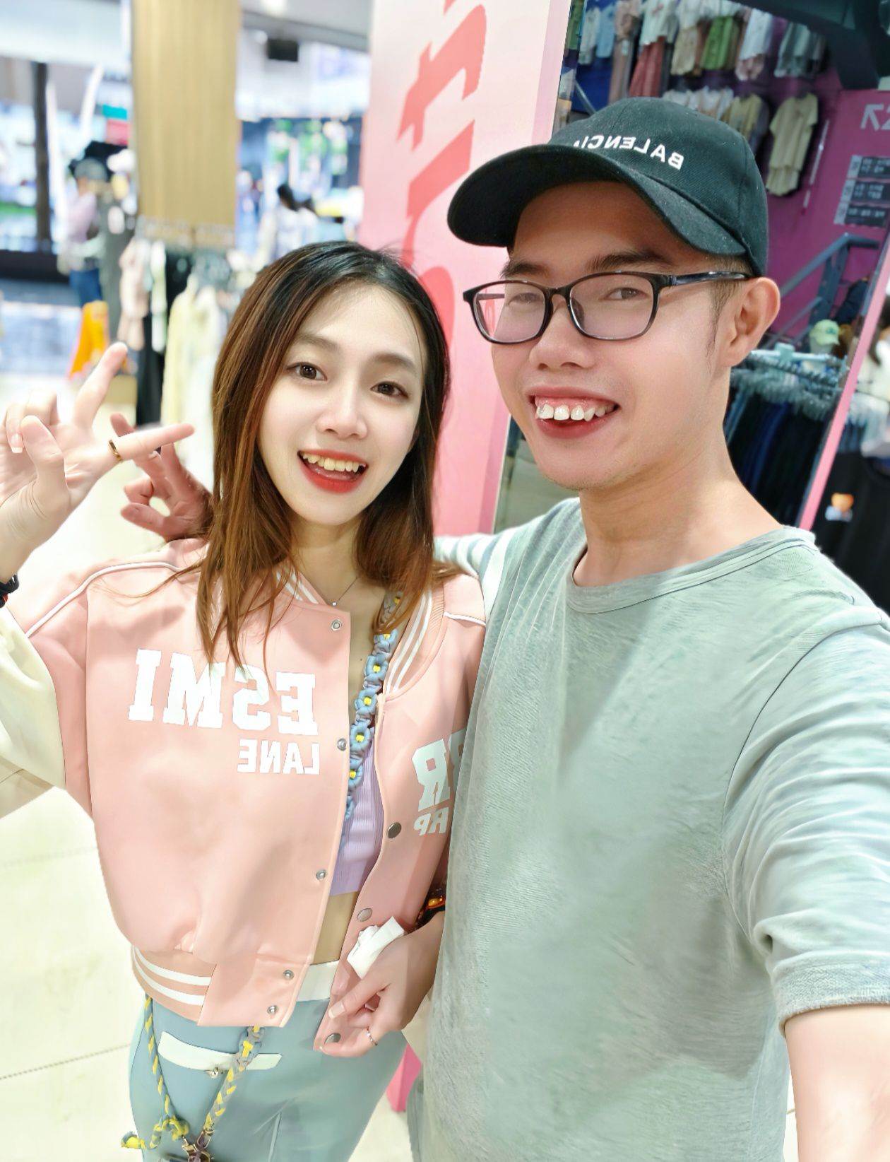 曾多次出現在鄧佳華社群平台的「女友」簡簡,出面說明兩人目前已分手。(圖/翻攝鄧佳華臉書)