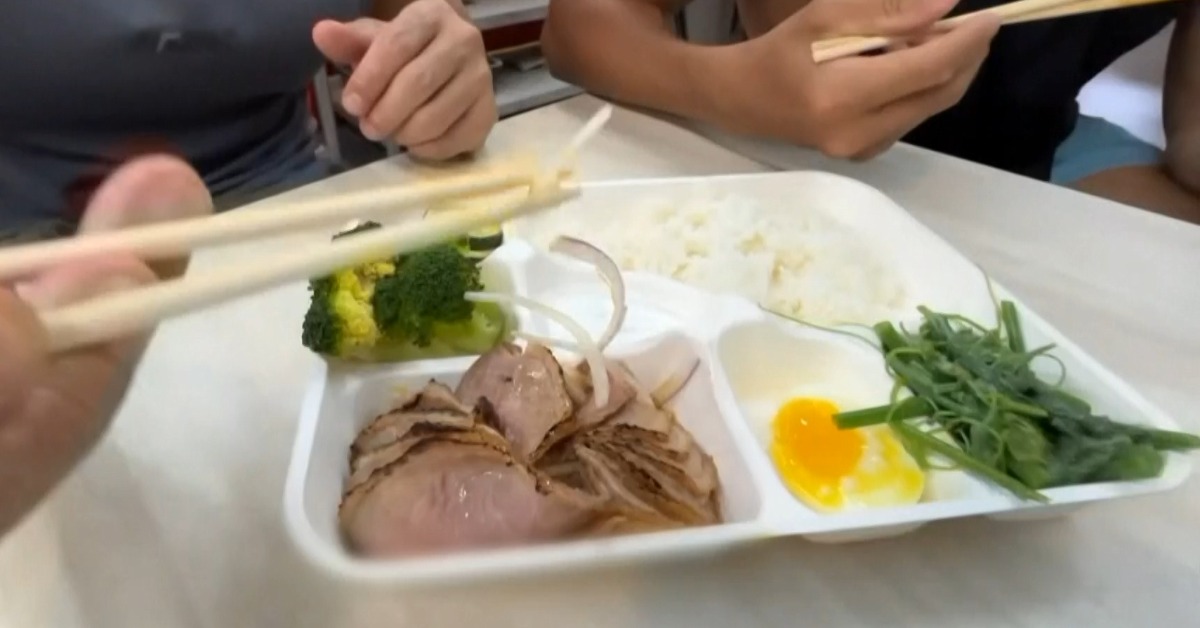 健身網紅楷教練要賣「健康便當」,價格卻被挨轟割韭菜,最便宜的雞胸便當168元,最貴的逼近300元,跟一般健康餐廳比,差了整整2倍。(圖/翻攝自楷教練Youtube)