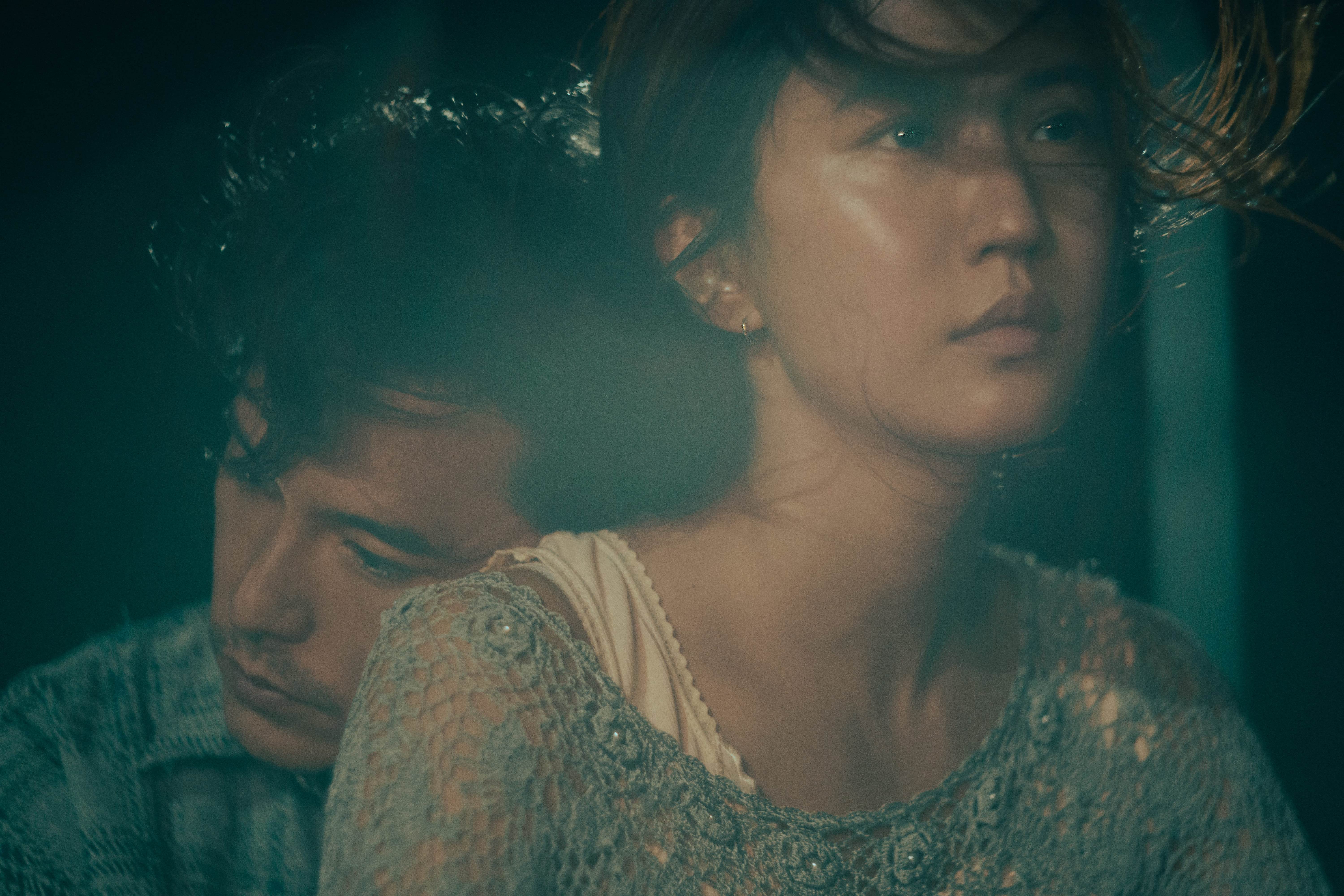 <a href='https://star.ebc.net.tw/search/keyword?value=9m88' target='_blank'>9m88</a>(右)、邱澤在電影《女孩》中演夫妻。(圖/甲上娛樂)