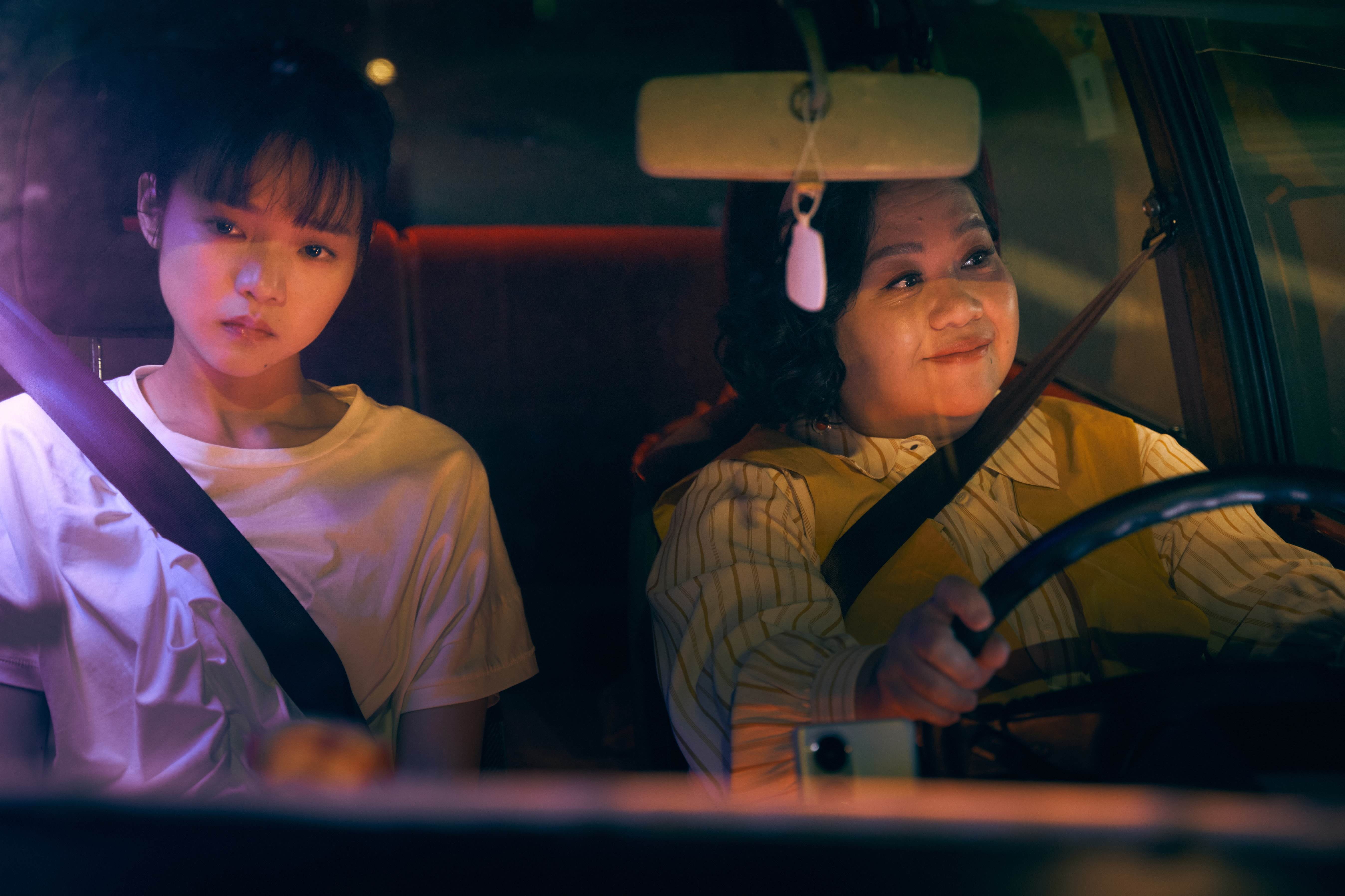 鍾欣凌(右)、林廷憶演活《影后》胖姐與史艾瑪,獲2025全球OTT大獎入圍肯定。(圖/<a href='https://star.ebc.net.tw/search/keyword?value=Netflix' target='_blank'>Netflix</a>提供)