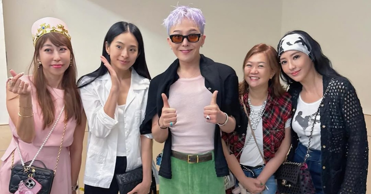 關穎(右)帶姐妹奔GD後台合照。(圖/翻攝自關穎Instagram)