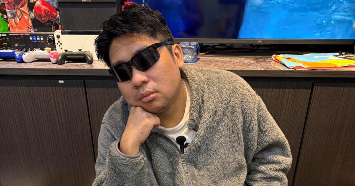 統神在SWAG的初登場便與女優米歐、向日葵進行大尺度互動橋段。(圖/翻攝自統神臉書)