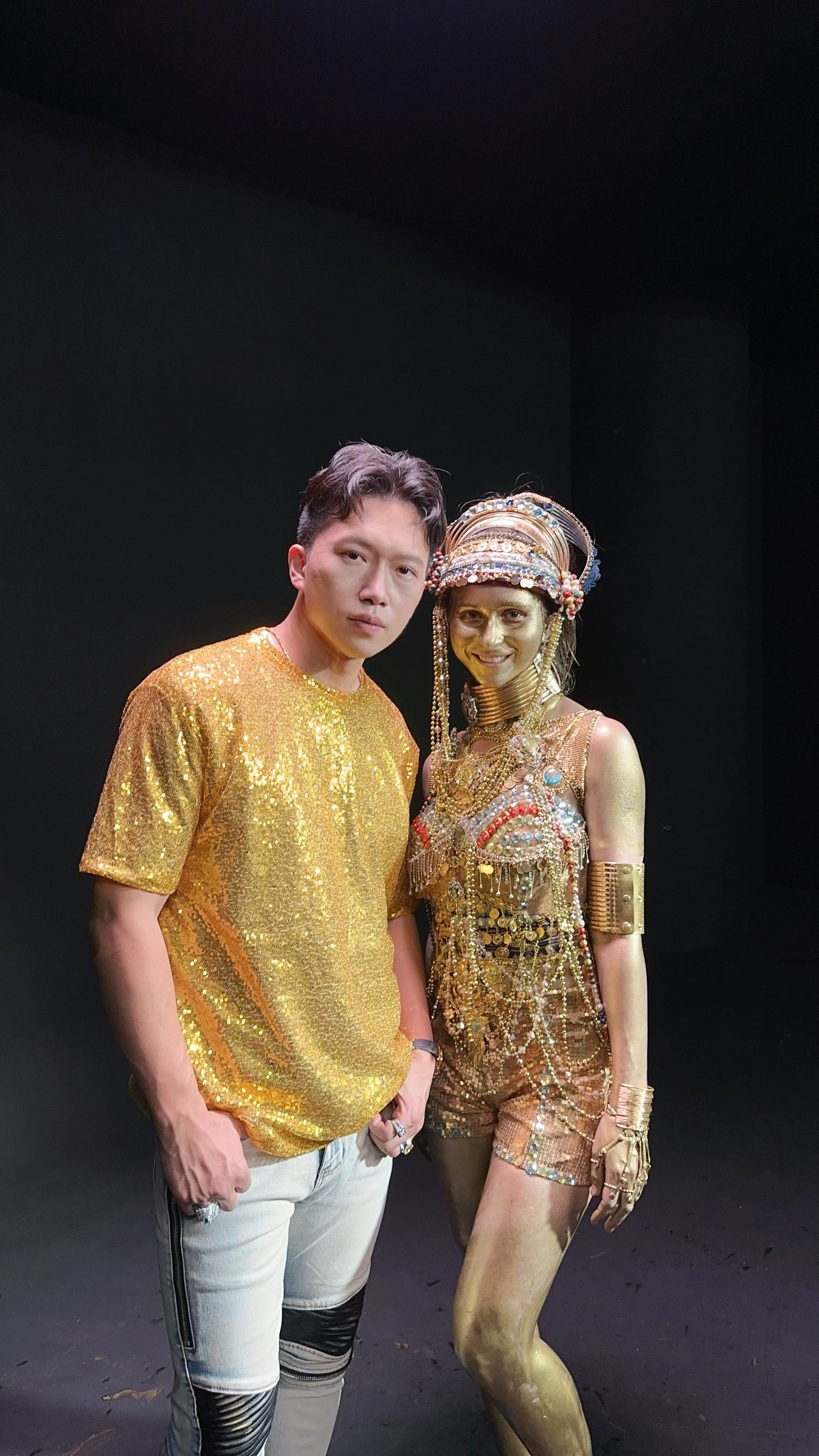 珠寶商歌手周靄宏找來俄羅斯女舞者飾演象徵金權誘惑的女主角。（圖／周靄宏提供）