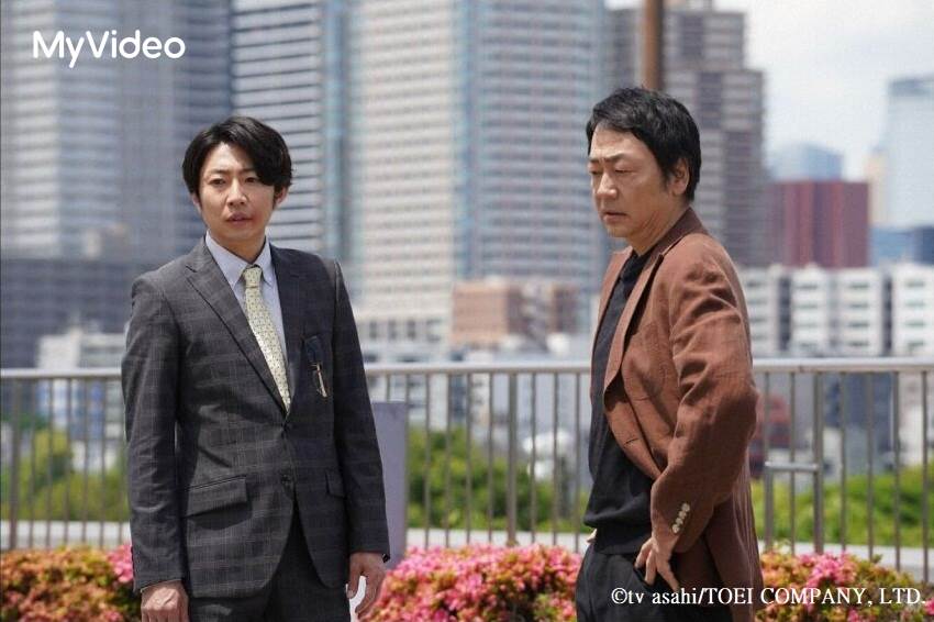 刑偵推理劇《大追跡～SSBC重案組～》相葉雅紀飾演的名波凜太郎和大森南朋飾演的老派刑警搭檔。（圖／台灣大哥大MyVideo提供）