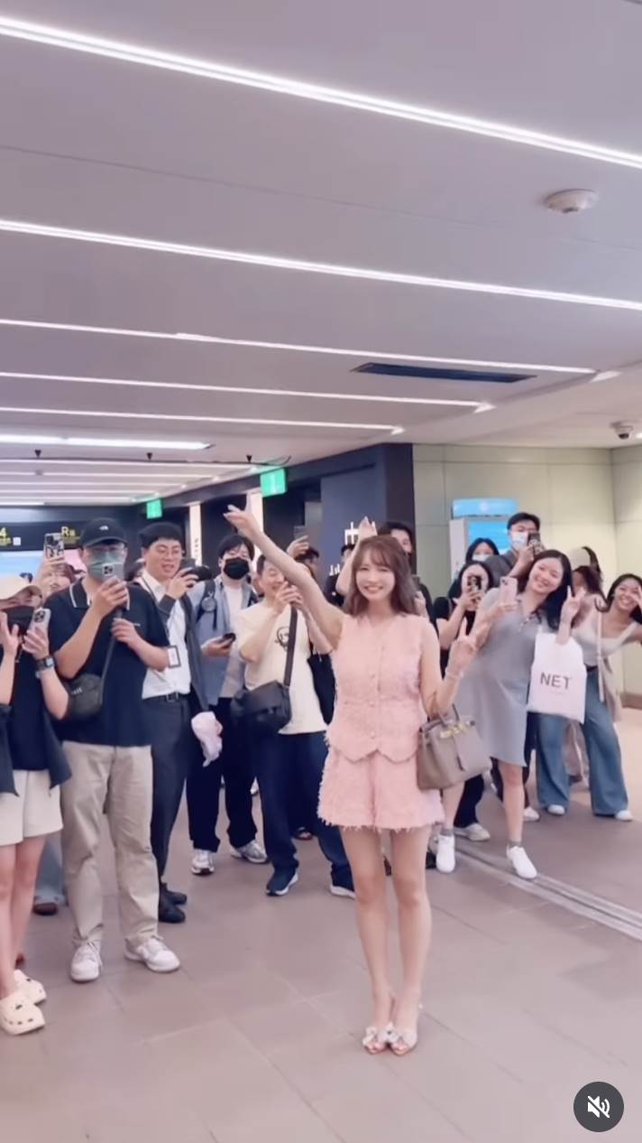 日本前AV女優三上悠亞奔去和粉絲合照。（圖／翻攝自三上悠亞 IG）