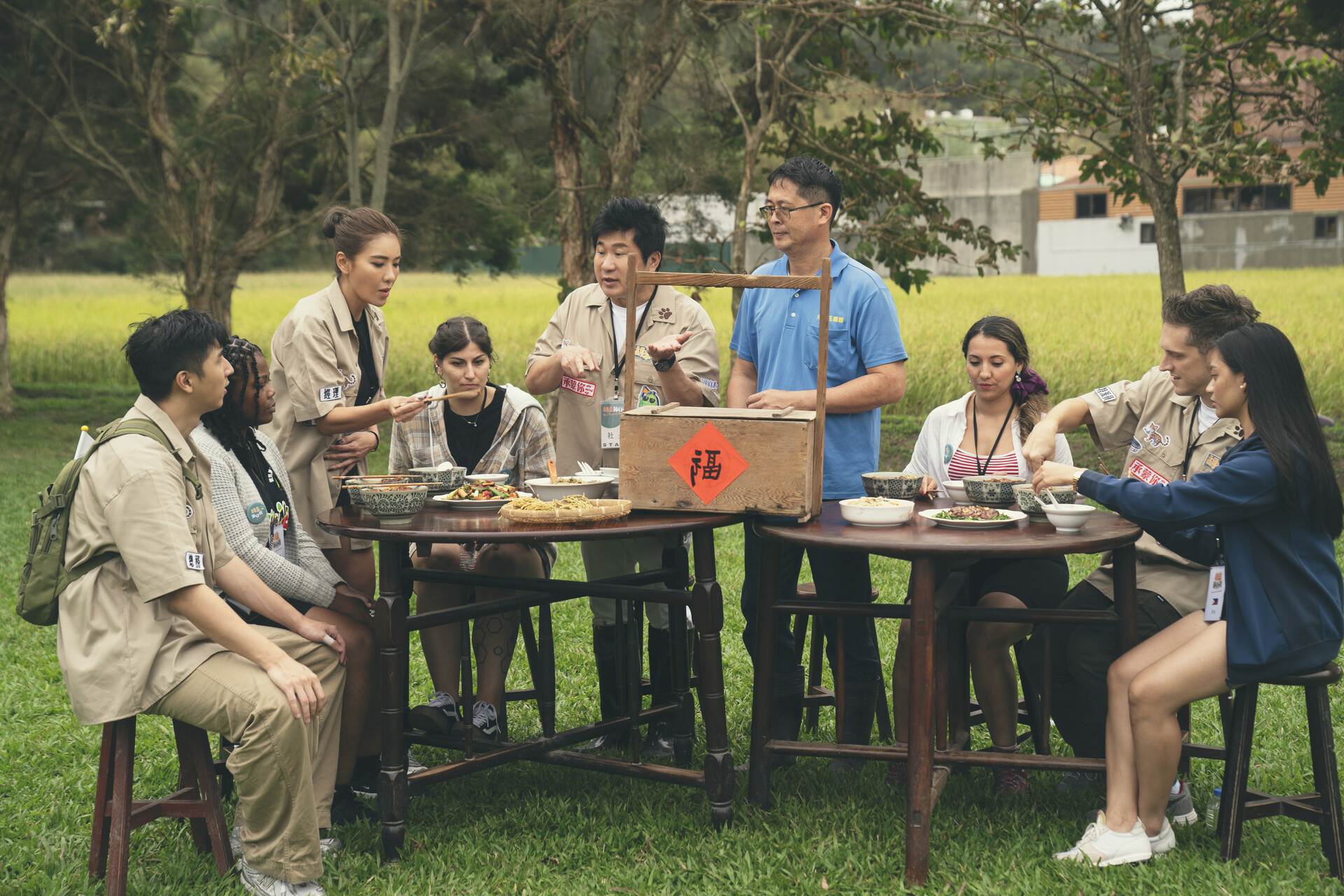 胡瓜、小禎、安安帶外國友人體驗在地文化。(圖/客台提供)