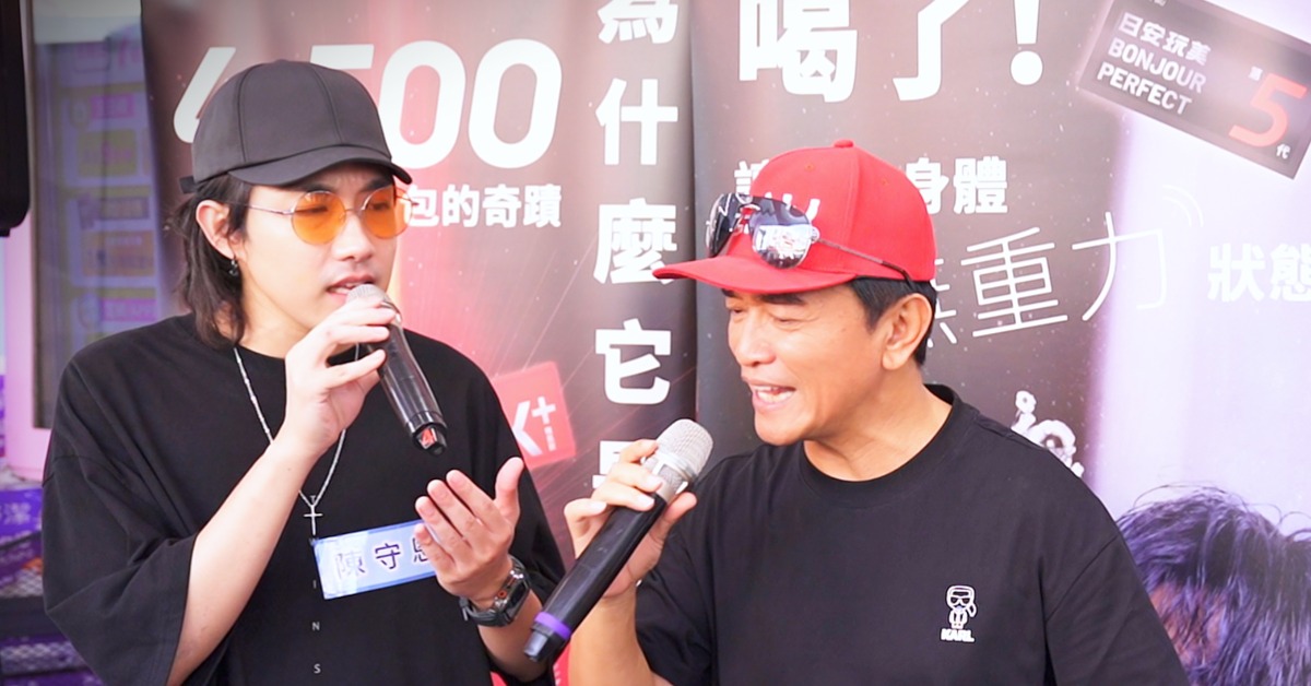 綜藝天王吳宗憲（右）簽下「行走的CD」歌唱比賽專業戶陳守恩（左）。（圖／容易文創有限公司提供）