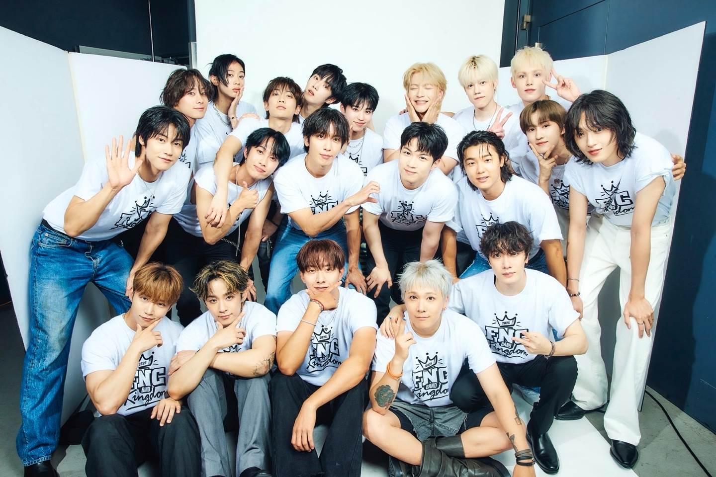 《FNC BAND KINGDOM》FTISLAND、CNBLUE、N.Flying、Hi-Fi Un!corn、AxMxP家族團體照。(圖/SHOWOFFICE提供)