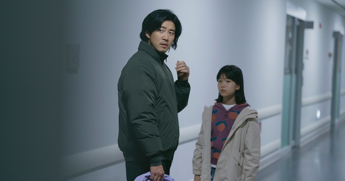 韓劇《綁架之日》尹啟相(圖左)與童星Yuna(圖右)偽父女情互動贏得讚譽好看。(圖/八大電視提供)