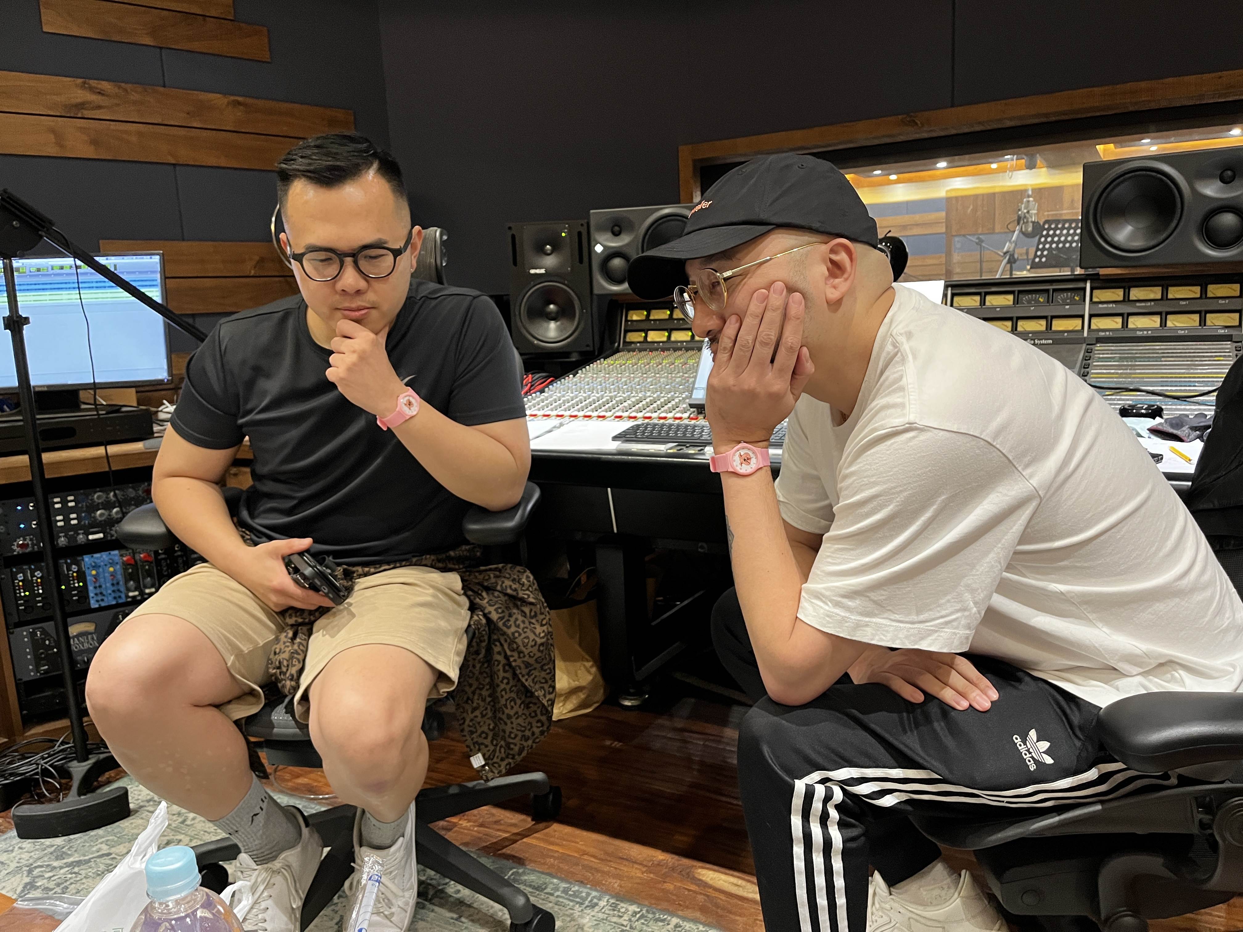 家家送給兩位製作人Derrick(左)和Fergus(右)粉紅手錶,並讓帥氣的他們戴上手錶合照。(圖/相信音樂提供)