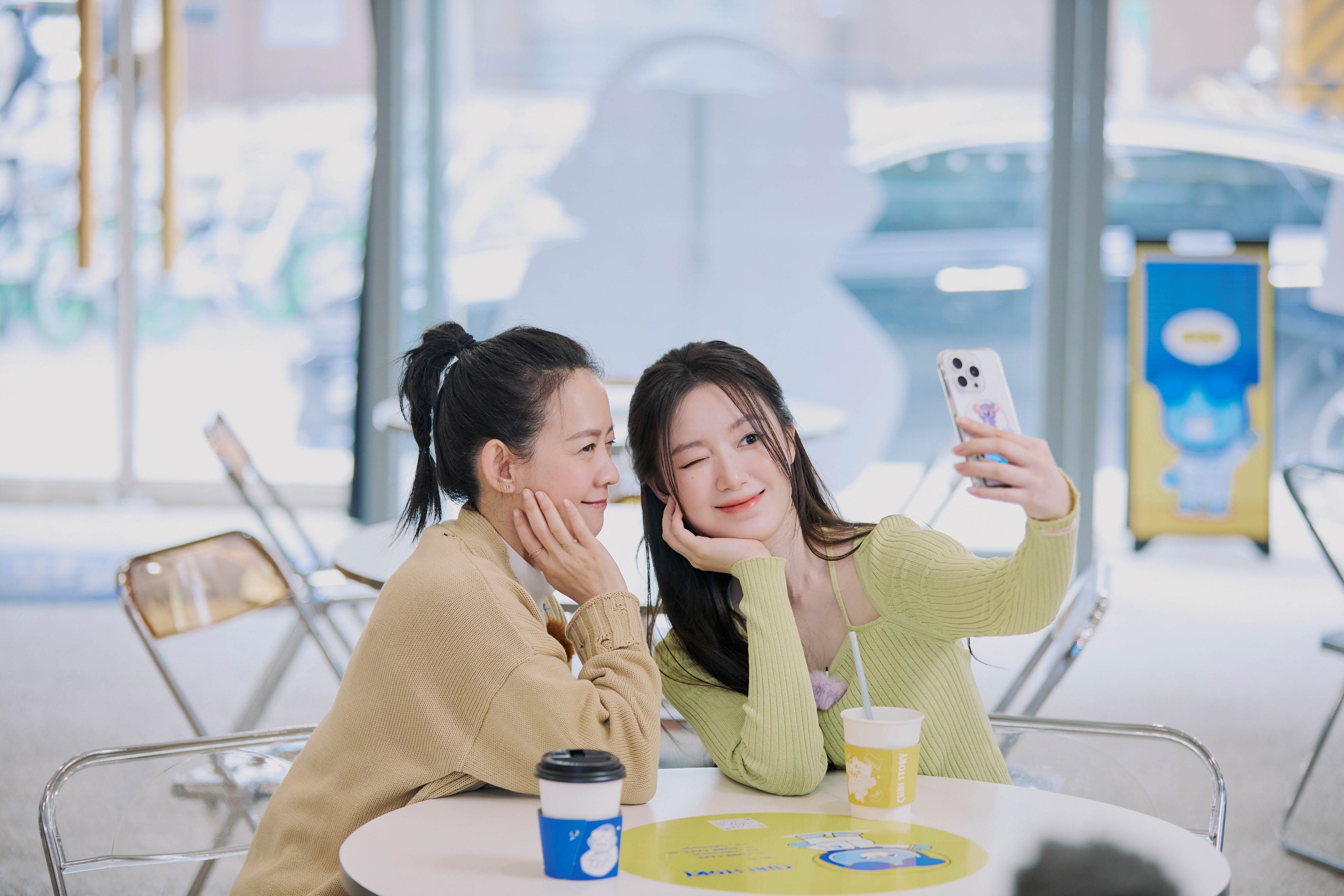 曾寶儀到葉舒華的經紀公司CUBE。（圖／三立 、MyVideo提供）