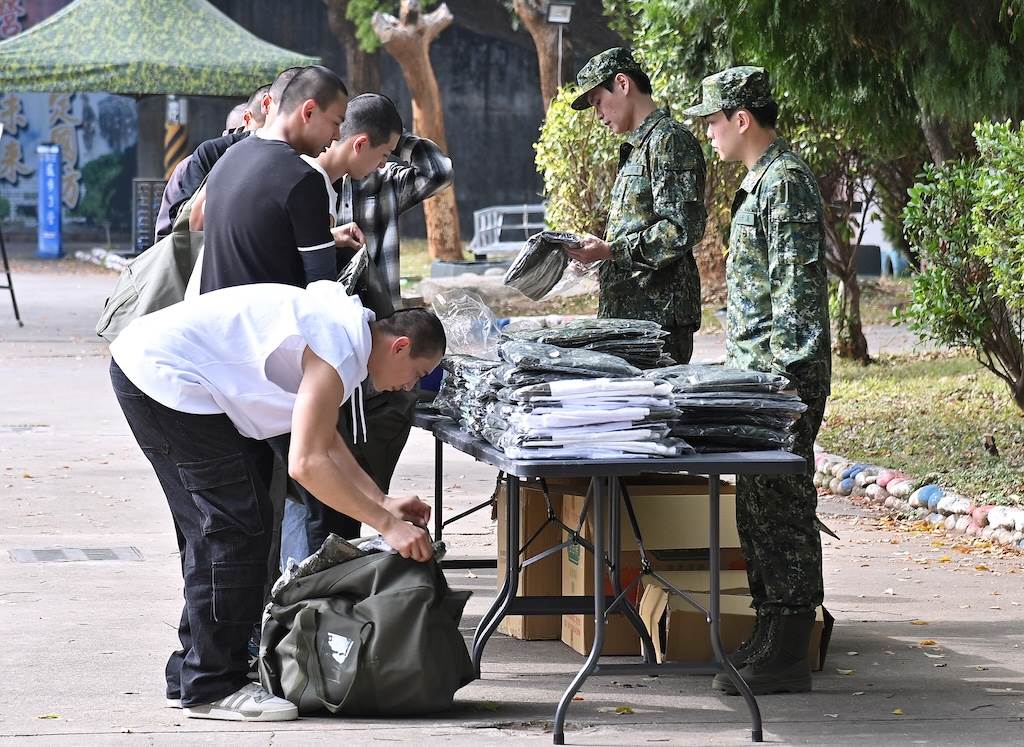 星兵們領裝備準備入伍。（圖／台視提供）