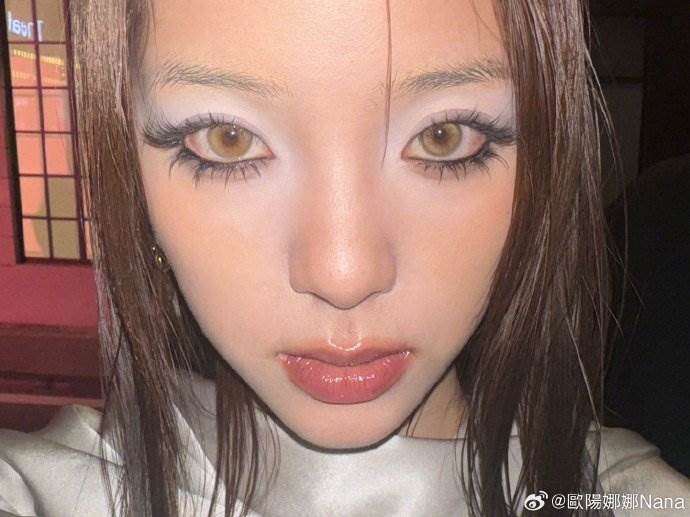 女星歐陽娜娜保留了雜誌妝容的日常系列照，讓網友依舊認為駕馭不了高端時尚。（圖／翻攝自歐陽娜娜微博）