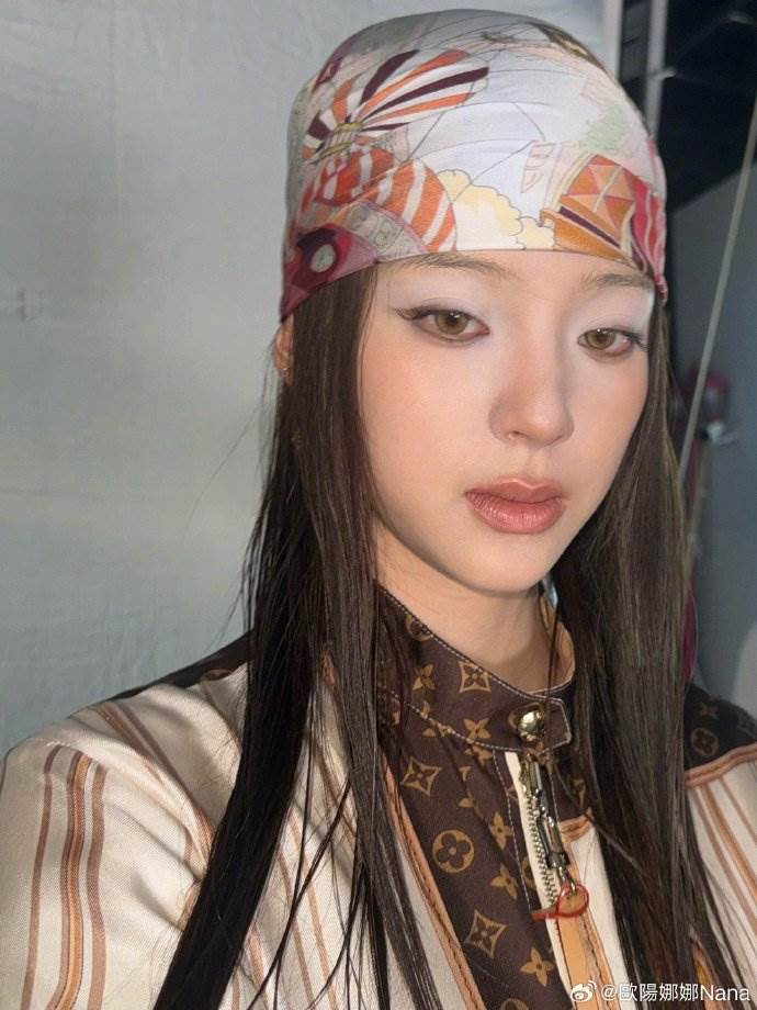 女星歐陽娜娜保留了雜誌妝容的日常系列照，讓網友依舊認為駕馭不了高端時尚。（圖／翻攝自歐陽娜娜微博）