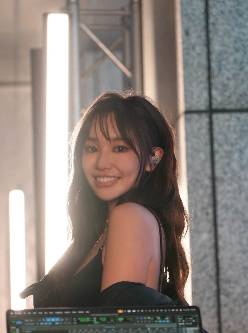 「陽台音樂舞會」安排Skyline天際線融合爵士樂團與時尚女伶Kimberley陳芳語演出。（圖／寬寬整合行銷提供）