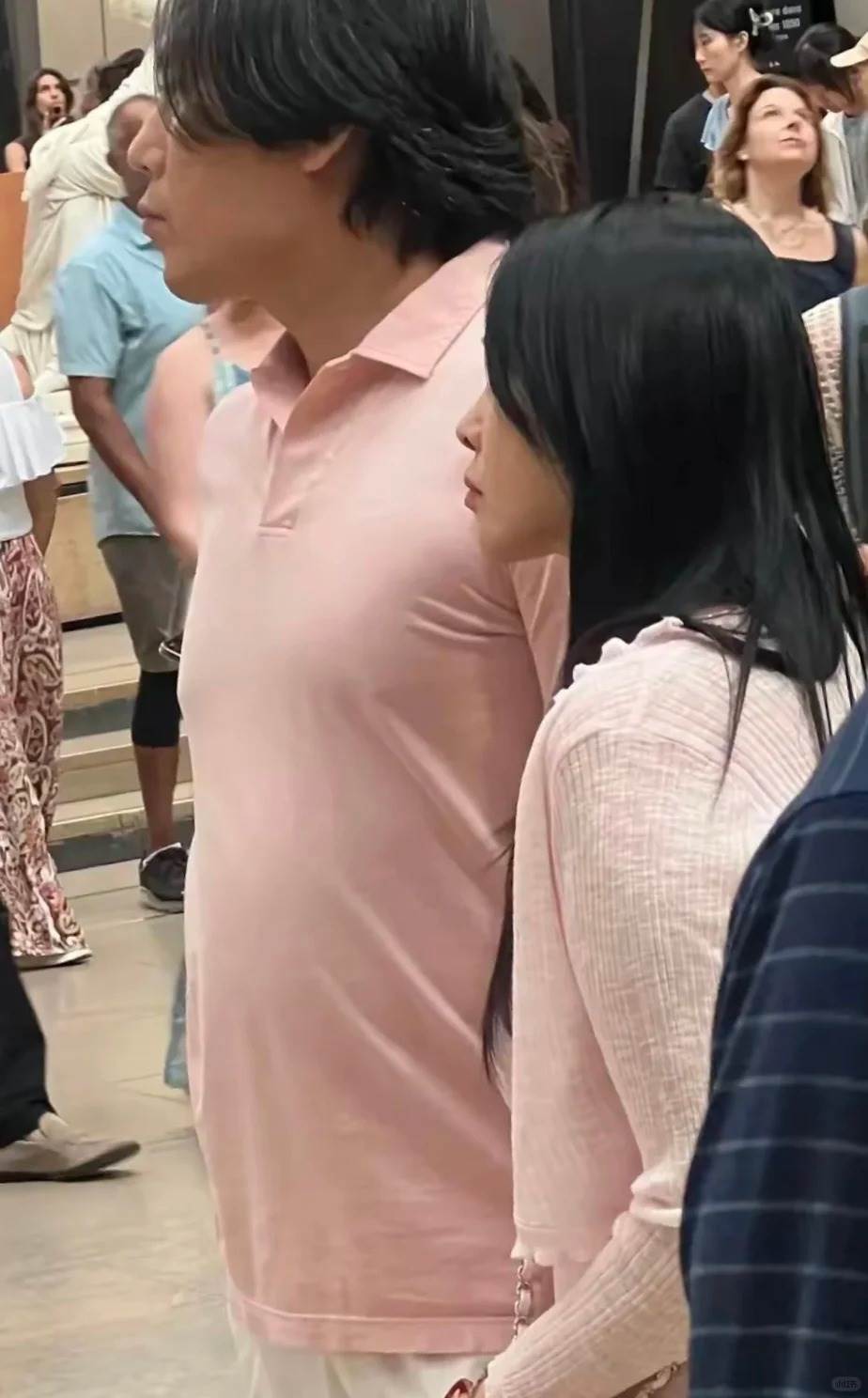 巴黎街頭偶遇伊能靜與秦昊,網友熱議兩人身材變化。(圖/翻攝自小紅書 春暖花開)