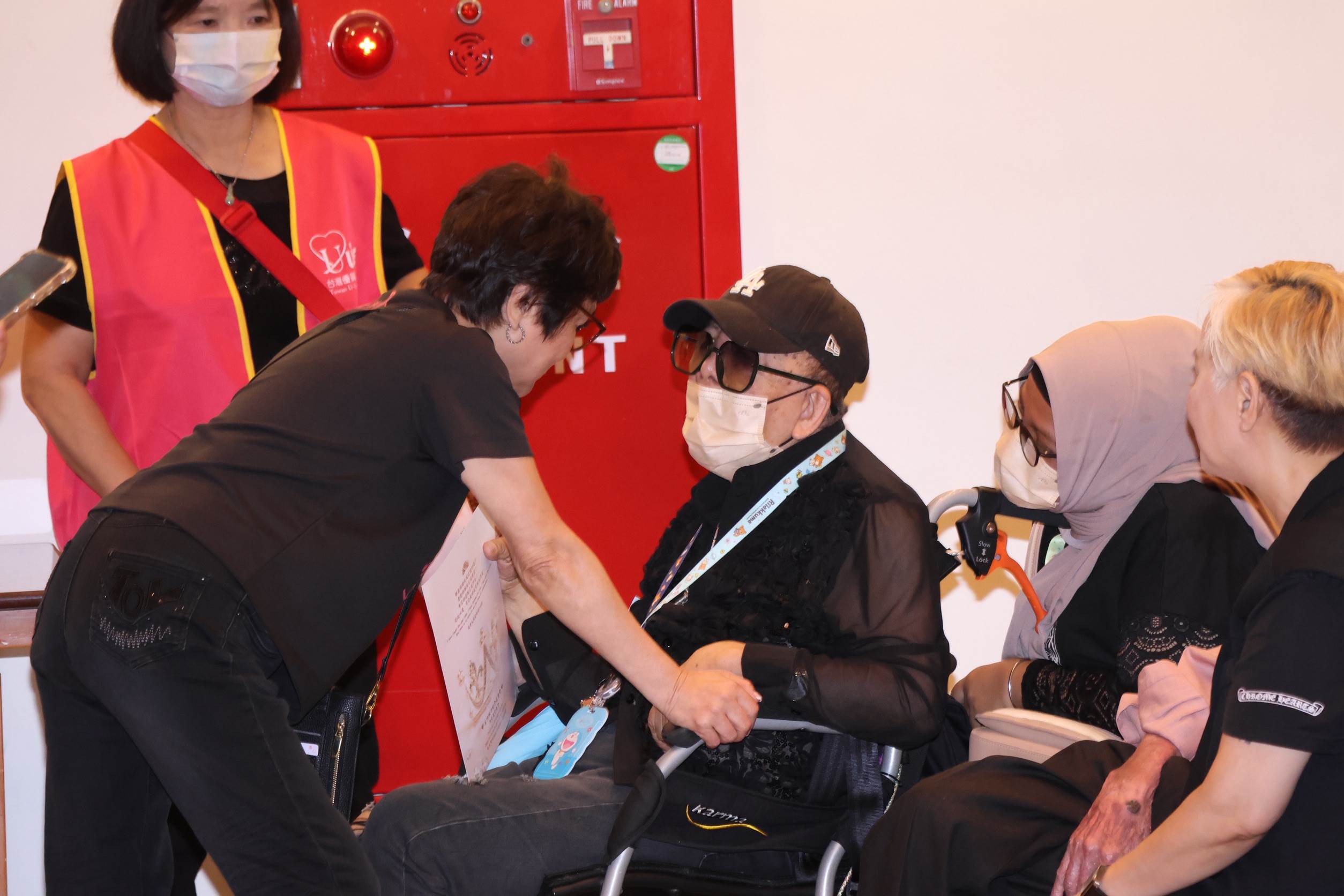 84歲的林松義送別好友忍不住大哭，紀寶如也連忙上前安慰。（圖／東森娛樂）