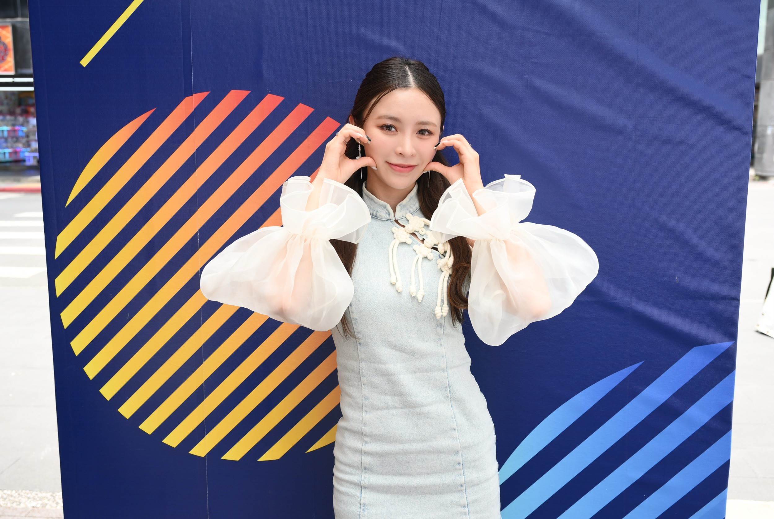 歌手莊錠欣 ELKIE出席「不浪了!踩街義賣市集」為愛獻唱。(圖/金盤子娛樂提供)