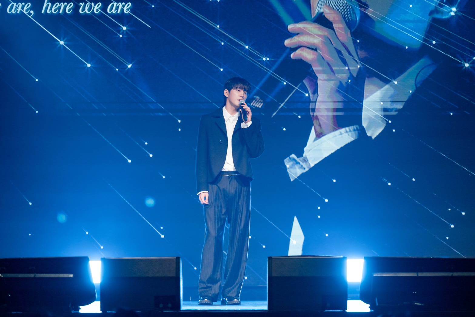 李濬榮粉絲見面會深情演唱〈Under Sunset (Male ver.)〉現身。(圖/SHOWOFFICE提供)